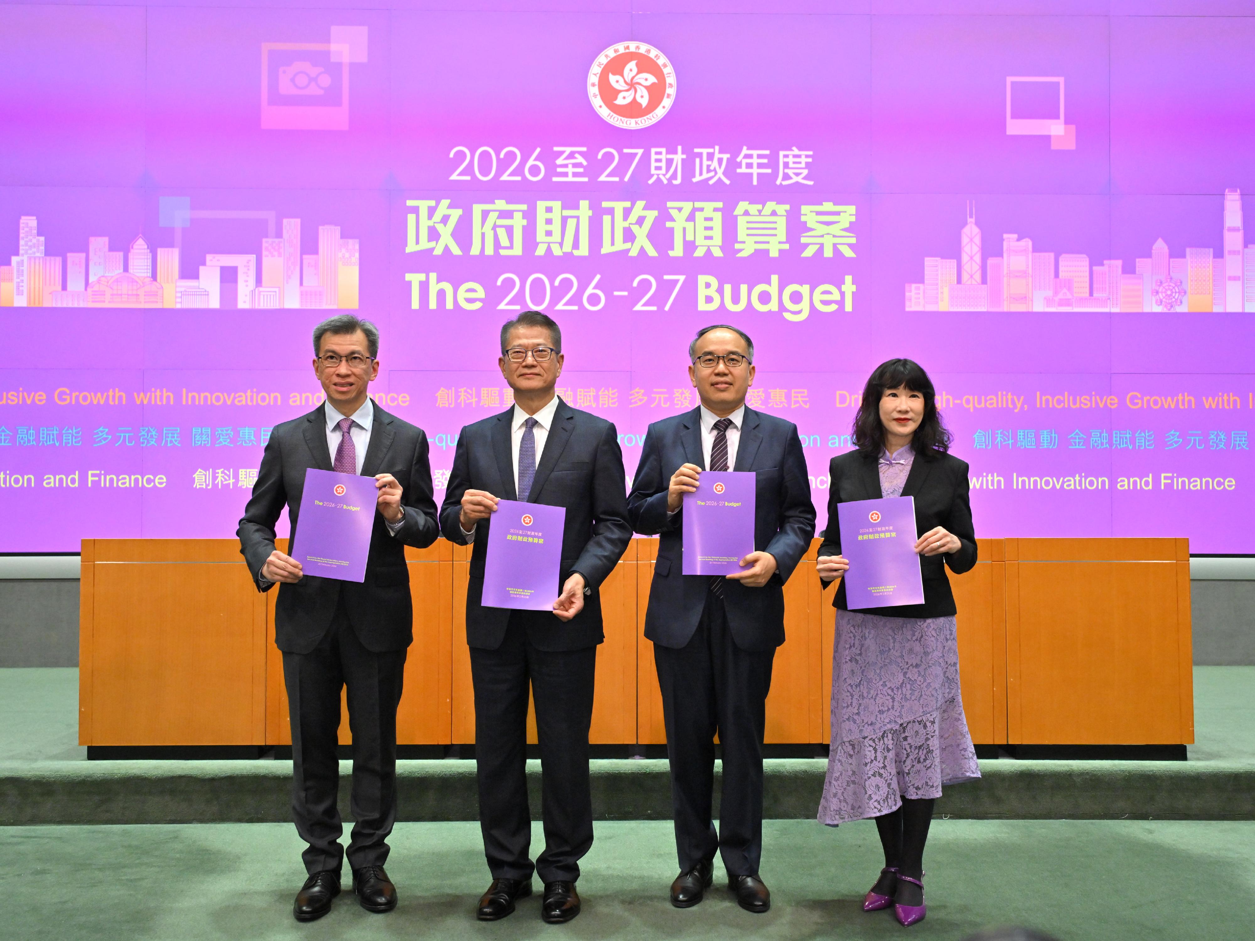 財政司司長陳茂波（左二）今日（二月二十五日）下午在添馬政府總部舉行二零二六至二七年度《財政預算案》記者會。財經事務及庫務局局長許正宇（右二）、財經事務及庫務局常任秘書長（庫務）黎志華（左一）和政府經濟顧問范婉兒（右一）亦有出席。