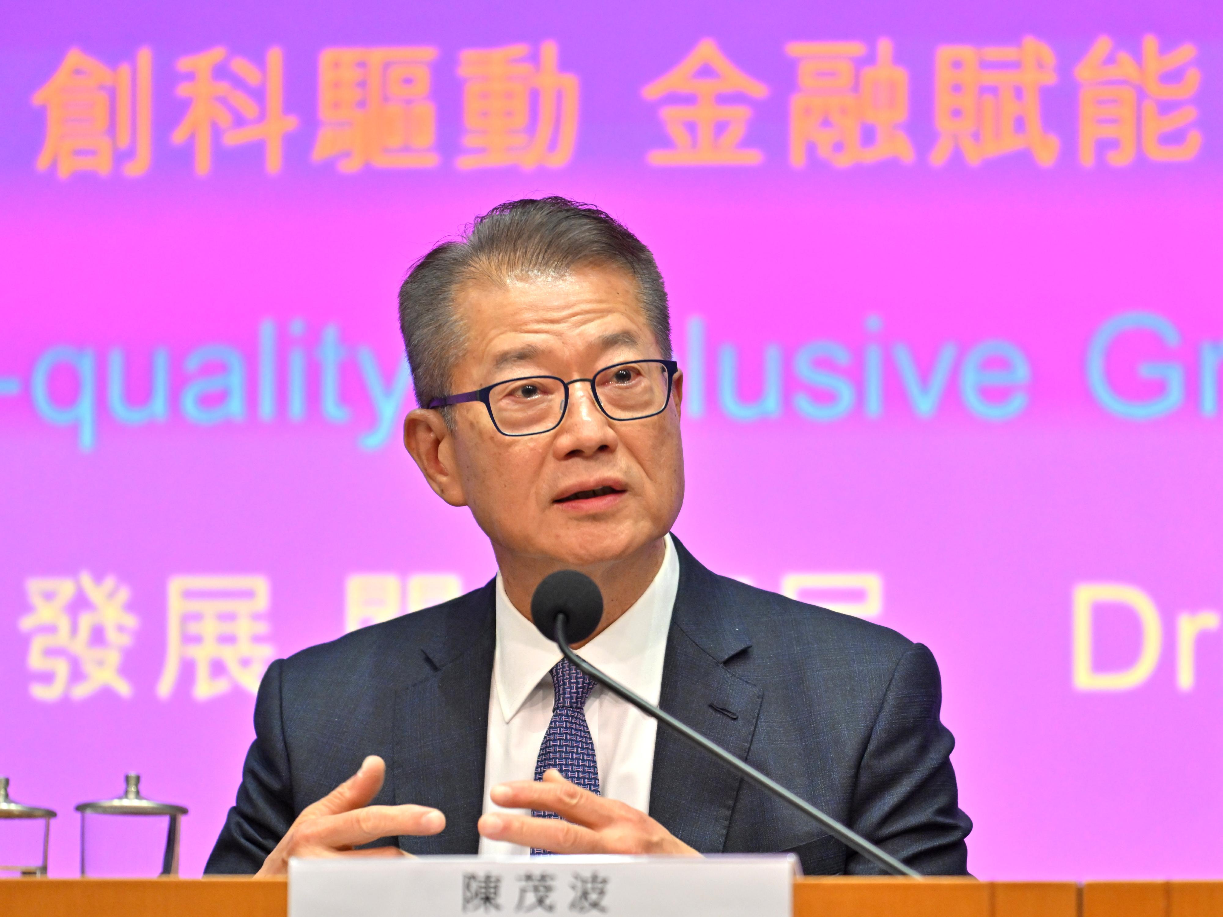 財政司司長陳茂波今日（二月二十五日）下午在添馬政府總部舉行二零二六至二七年度《財政預算案》記者會，進一步介紹《財政預算案》的內容。
