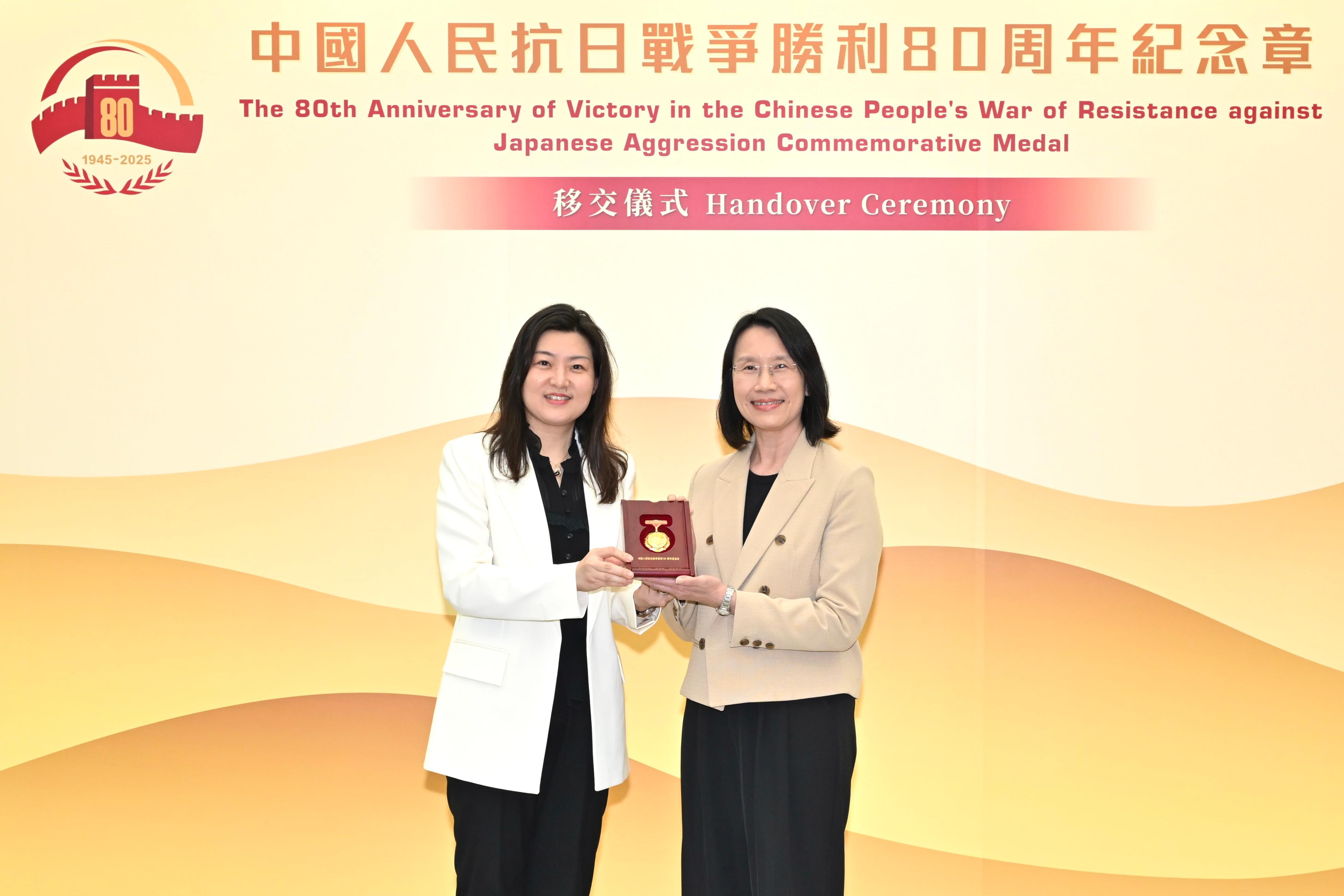 The Hong Kong Special Administrative Region (HKSAR) Government today (February 26) held the 80th Anniversary of Victory in the Chinese People's War of Resistance against Japanese Aggression Commemorative Medal Handover Ceremony at the Hong Kong Museum of the War of Resistance and Coastal Defence. Photo shows the Director of Leisure and Cultural Services, Ms Manda Chan (right), representing the HKSAR Government in receiving the commemorative medal from Deputy Director of the Fifth Bureau of the Hong Kong and Macao Affairs Office of the State Council Ms Li Li (left), who represented the Central Government, as a museum collection and major exhibit.
