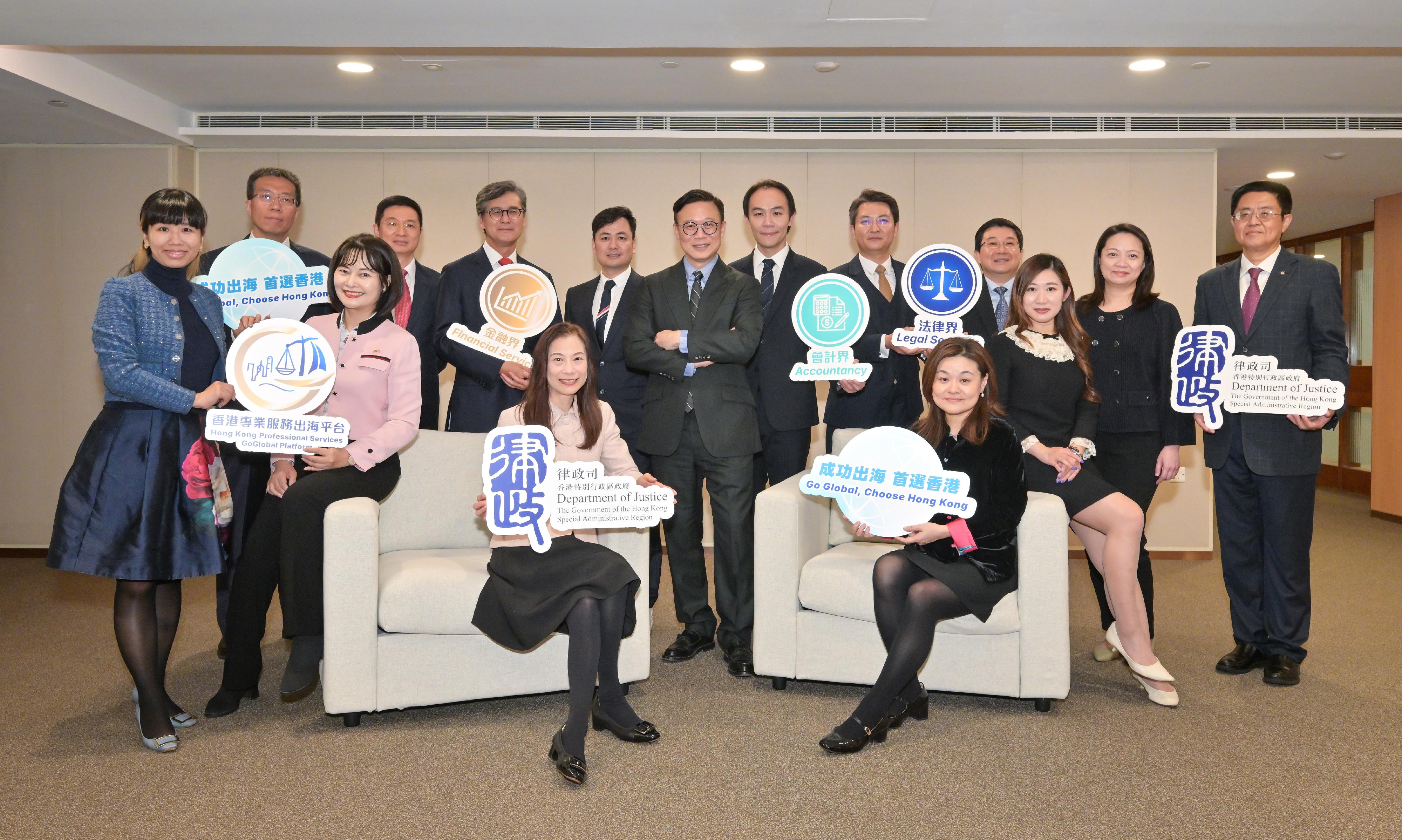 The Deputy Secretary for Justice, Dr Cheung Kwok-kwan, today (February 26) convened the first meeting of the Expert Committee on Professional Services for Going Global. Photo shows Dr Cheung (back row, centre) with Expert Committee members before the meeting.
