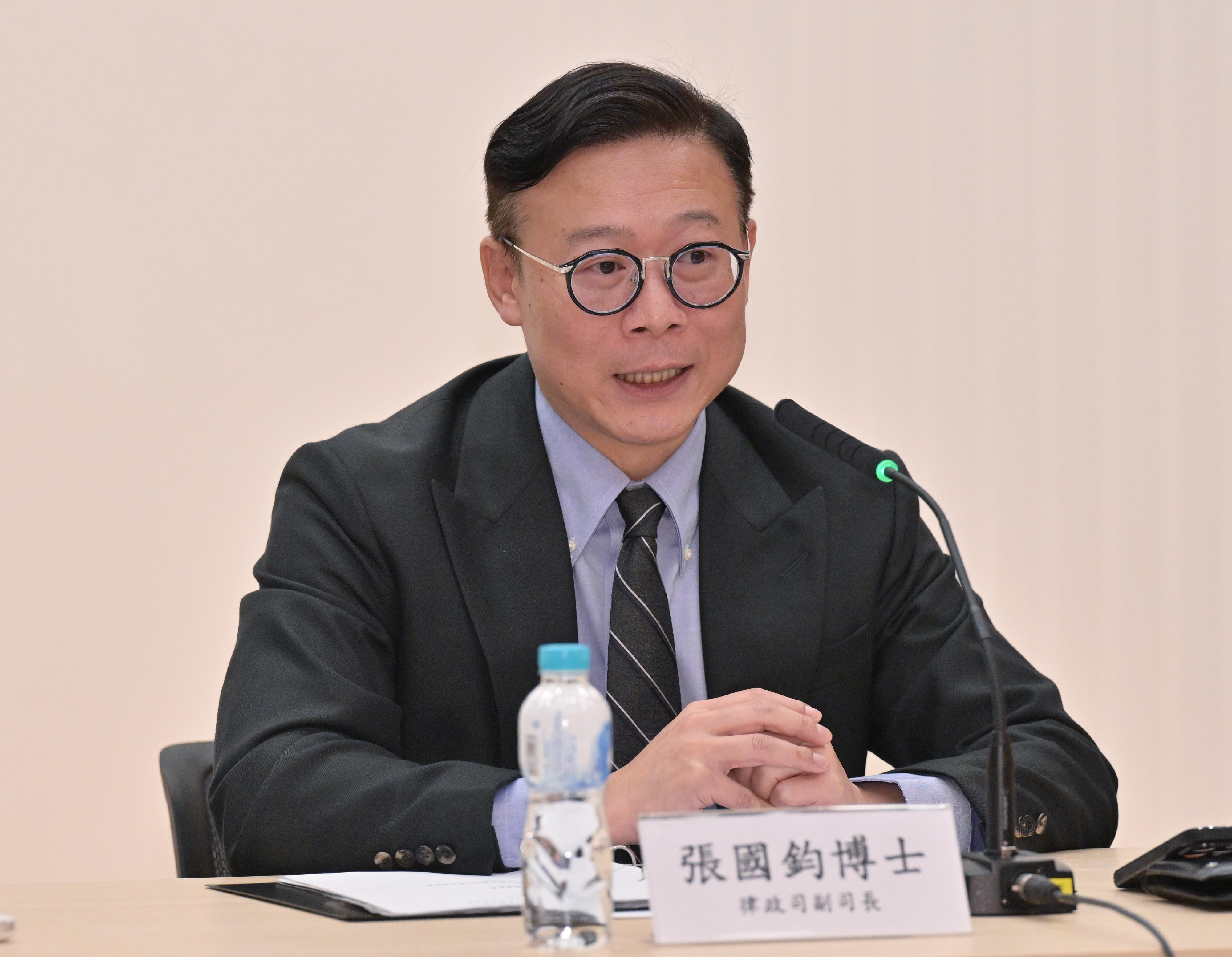 律政司副司長張國鈞博士今日（二月二十六日）召開出海專業服務專家委員會首次會議。圖示張國鈞博士在會議發表開場發言。

