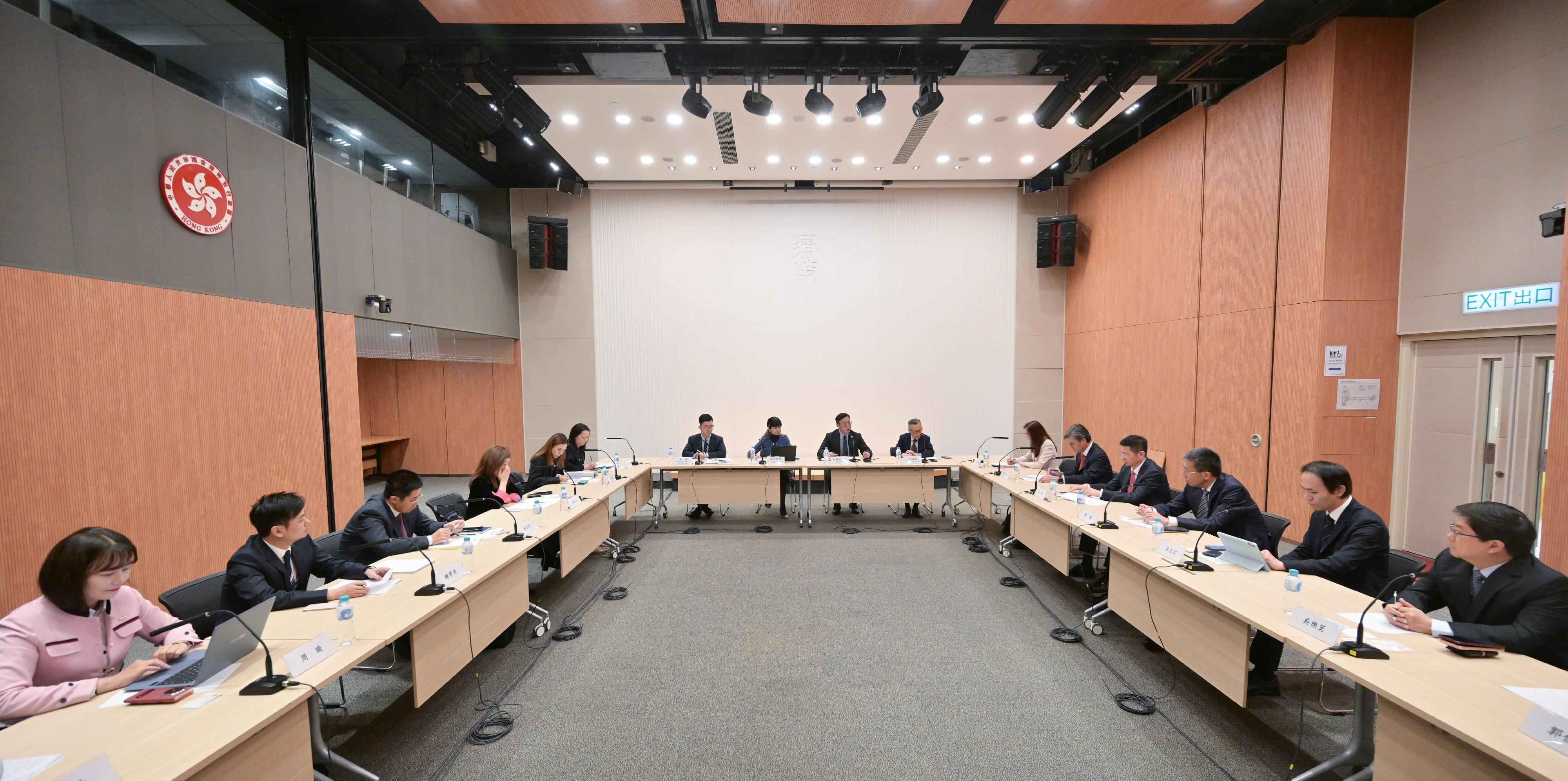 律政司副司長張國鈞博士（右八）今日（二月二十六日）召開出海專業服務專家委員會首次會議。
