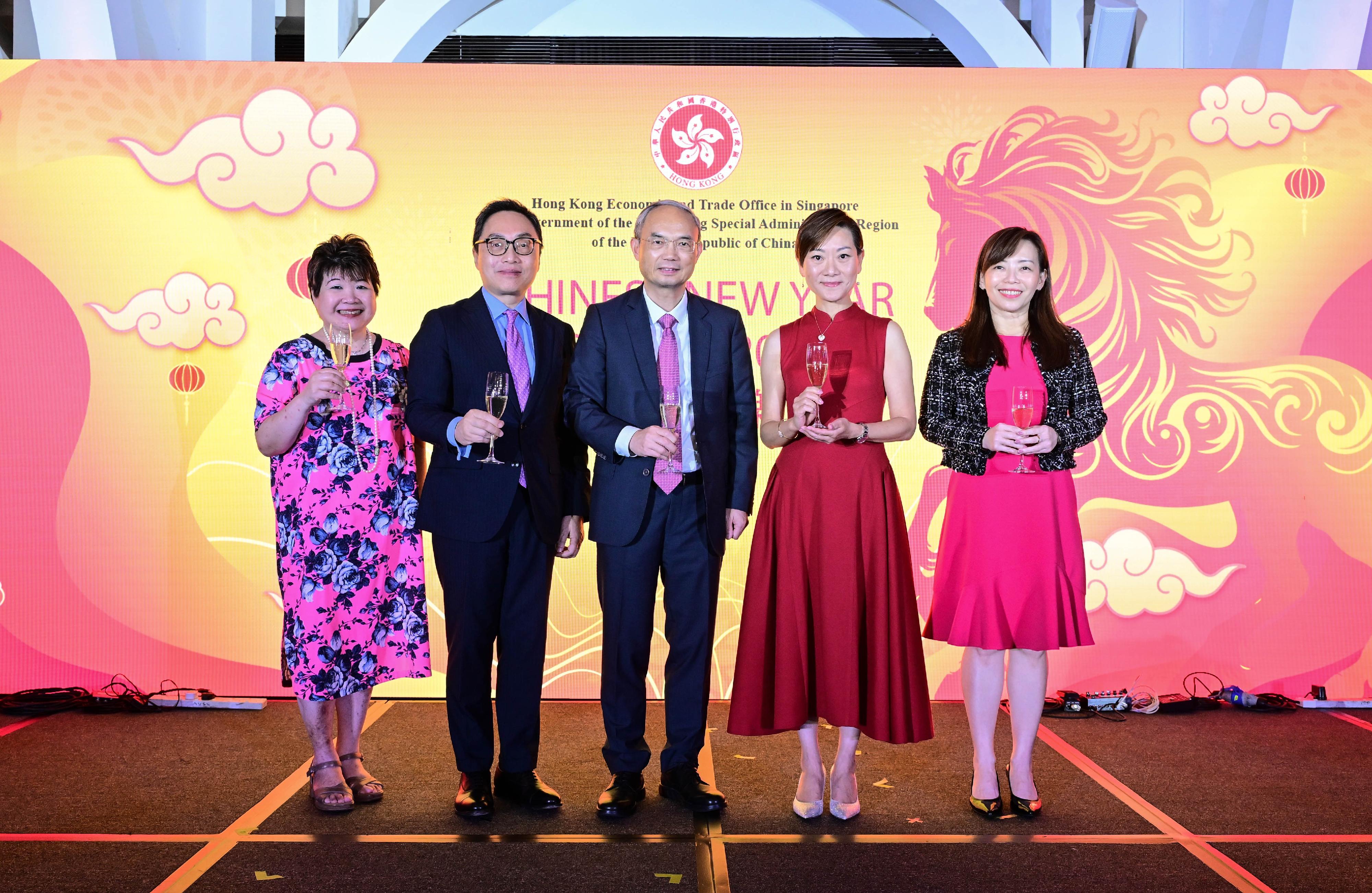 The Hong Kong Economic and Trade Office, Singapore (Singapore ETO) hosted a dinner at the Fullerton Bay Hotel Singapore yesterday (February 25) to celebrate the Year of the Horse with the Singapore community and promote Hong Kong. Over 200 guests attended the Chinese New Year dinner, including the Chinese Ambassador to Singapore, Mr Cao Zhongming; the Executive Director of the Asia-Pacific Economic Cooperation Secretariat, Mr Eduardo Pedrosa; and representatives from the Hong Kong Trade Development Council and the Hong Kong Tourism Board. Other guests came from the government sector, foreign embassies in Singapore, business associations, academic institutions, cultural organisations as well as the local Hong Kong community. Photo shows Mr Cao (centre); the Director of the Singapore ETO, Ms Elsa Hung (second right); and the outgoing Director of the Singapore ETO, Mr Owin Fung (second left), toasting with guests.