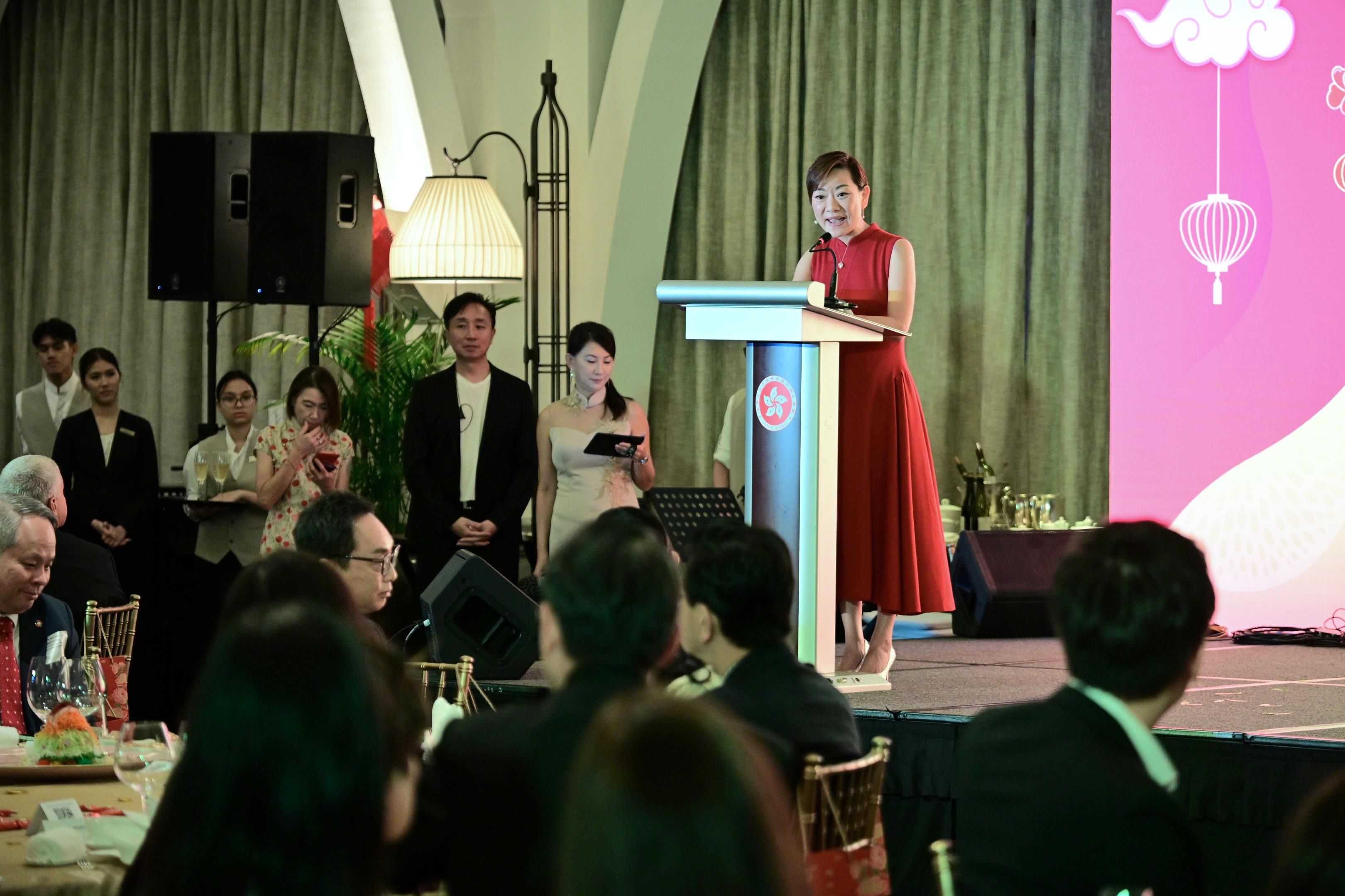 The Hong Kong Economic and Trade Office, Singapore (Singapore ETO) hosted a dinner at the Fullerton Bay Hotel Singapore yesterday (February 25) to celebrate the Year of the Horse with the Singapore community and promote Hong Kong. Photo shows the Director of the Singapore ETO, Ms Elsa Hung, delivering a welcoming speech at the dinner.