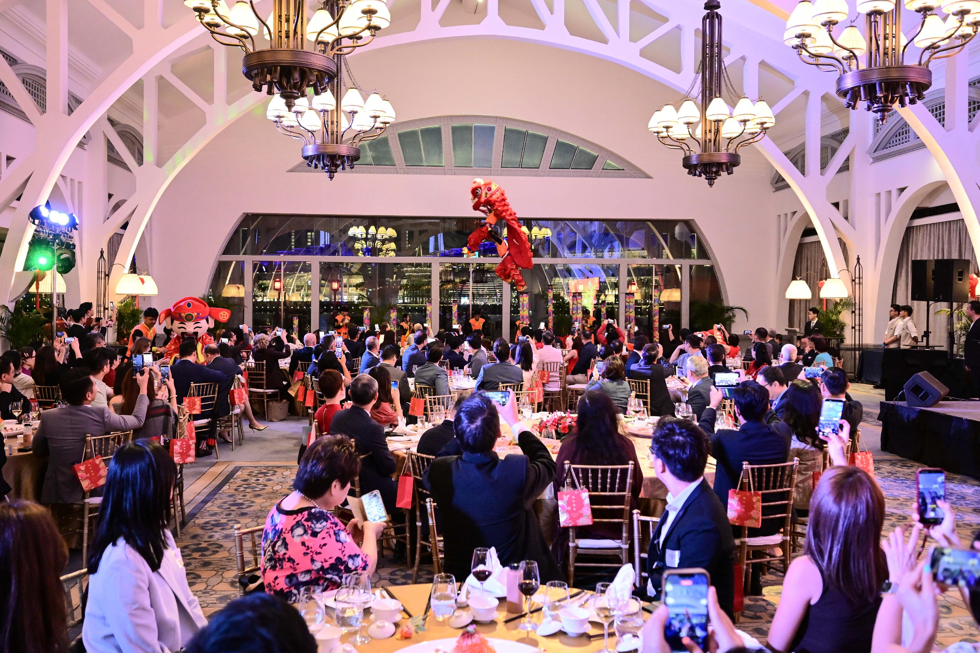 The Hong Kong Economic and Trade Office, Singapore hosted a dinner at the Fullerton Bay Hotel Singapore yesterday (February 25) to celebrate the Year of the Horse with the Singapore community and promote Hong Kong. Over 200 guests attended the Chinese New Year dinner, including the Chinese Ambassador to Singapore, Mr Cao Zhongming; the Executive Director of the Asia-Pacific Economic Cooperation Secretariat, Mr Eduardo Pedrosa; and representatives from the Hong Kong Trade Development Council and the Hong Kong Tourism Board. Other guests came from the government sector, foreign embassies in Singapore, business associations, academic institutions, cultural organisations as well as the local Hong Kong community.