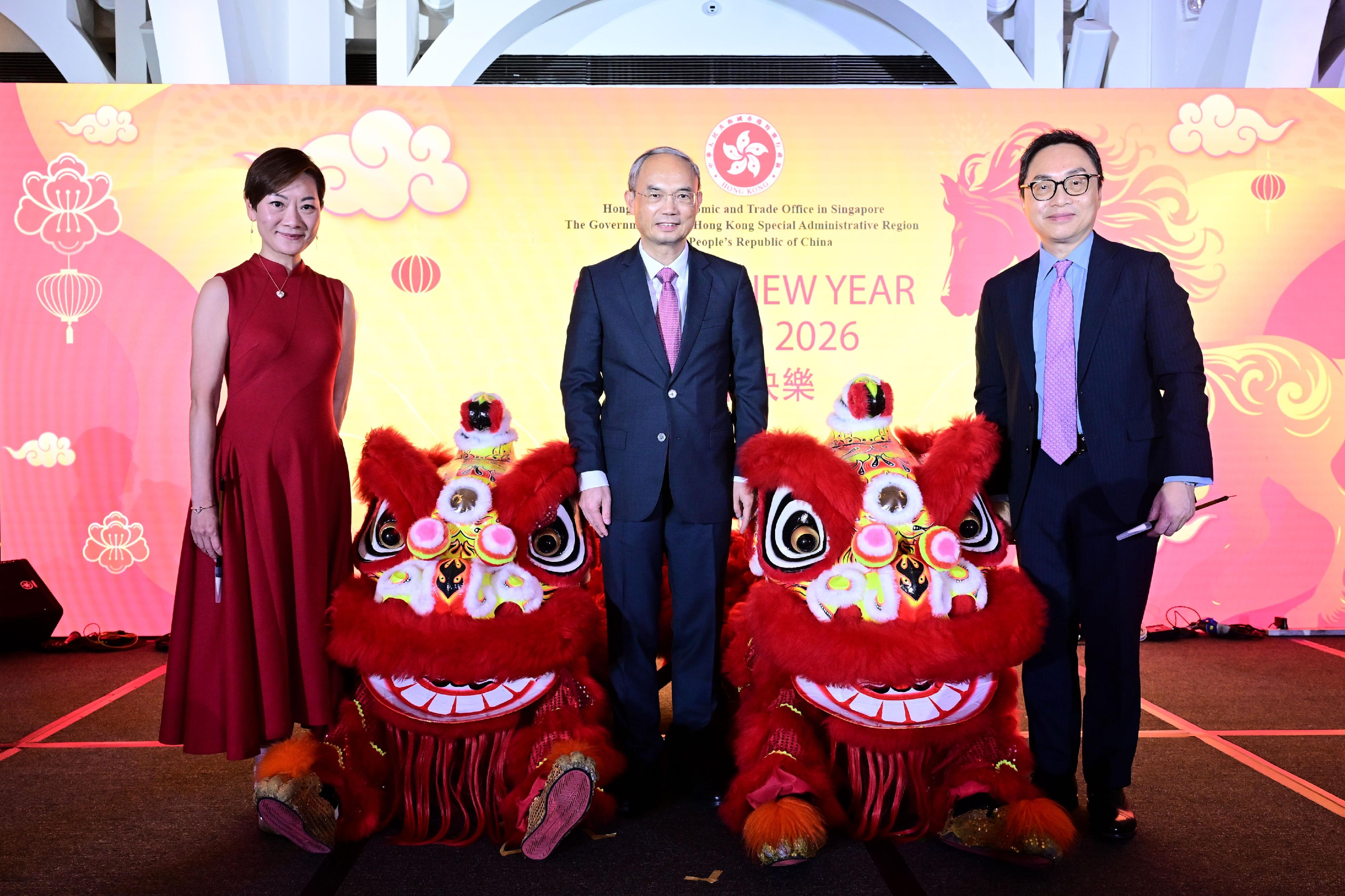 香港駐新加坡經濟貿易辦事處（駐新加坡經貿辦）昨日（二月二十五日）在新加坡富麗敦海灣酒店舉行晚宴，與新加坡各界同慶馬年新春並推廣香港。出席嘉賓超過二百位，包括中國駐新加坡大使曹忠明、亞太區經濟合作組織秘書處執行主任Eduardo Pedrosa、香港貿易發展局和香港旅遊發展局的代表。其他嘉賓來自政府機構、外國駐新加坡大使館、商會、學界、文化團體及當地香港社群。圖示曹忠明（中）、駐新加坡經貿辦處長熊佩玲（左）與剛卸任的駐新加坡經貿辦前處長馮浩然（右）為醒獅點睛後合照。