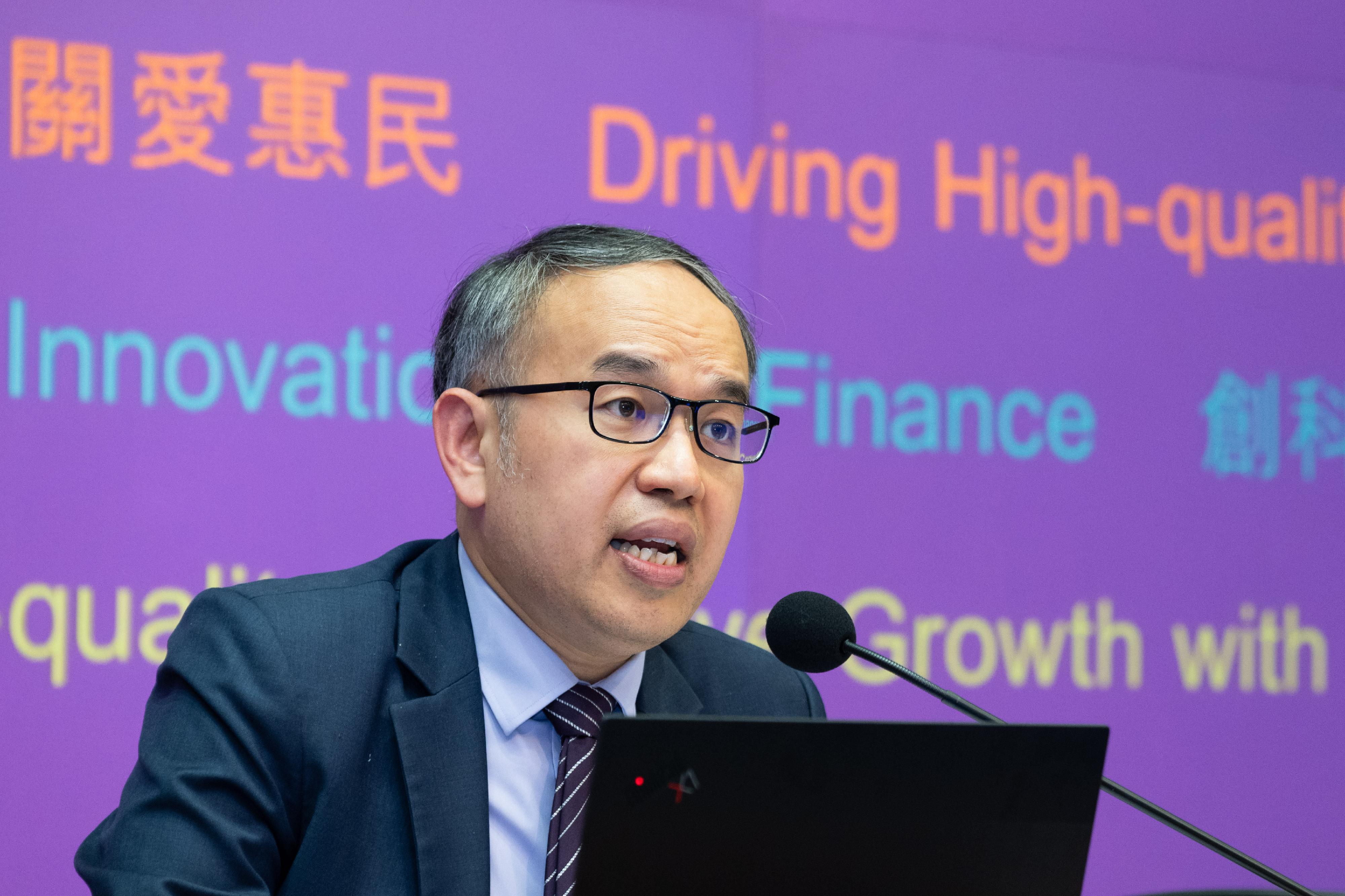 財經事務及庫務局(財庫局)局長許正宇今日(二月二十六日)在二零二六至二七年度《財政預算案》記者會上闡述與財庫局相關的政策措施。