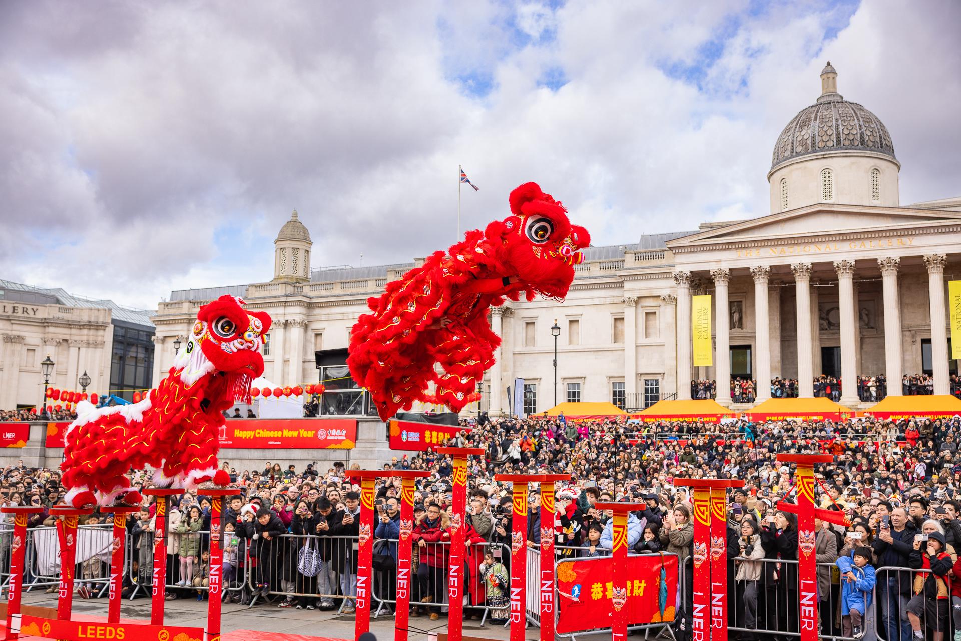 The Hong Kong Economic and Trade Office in London welcomed the Year of the Horse by supporting a large-scale London Chinatown celebration at Trafalgar Square, Chinatown, and Charing Cross Road in London on February 22 (London time). Photo shows the lion dance performance at Trafalgar Square.