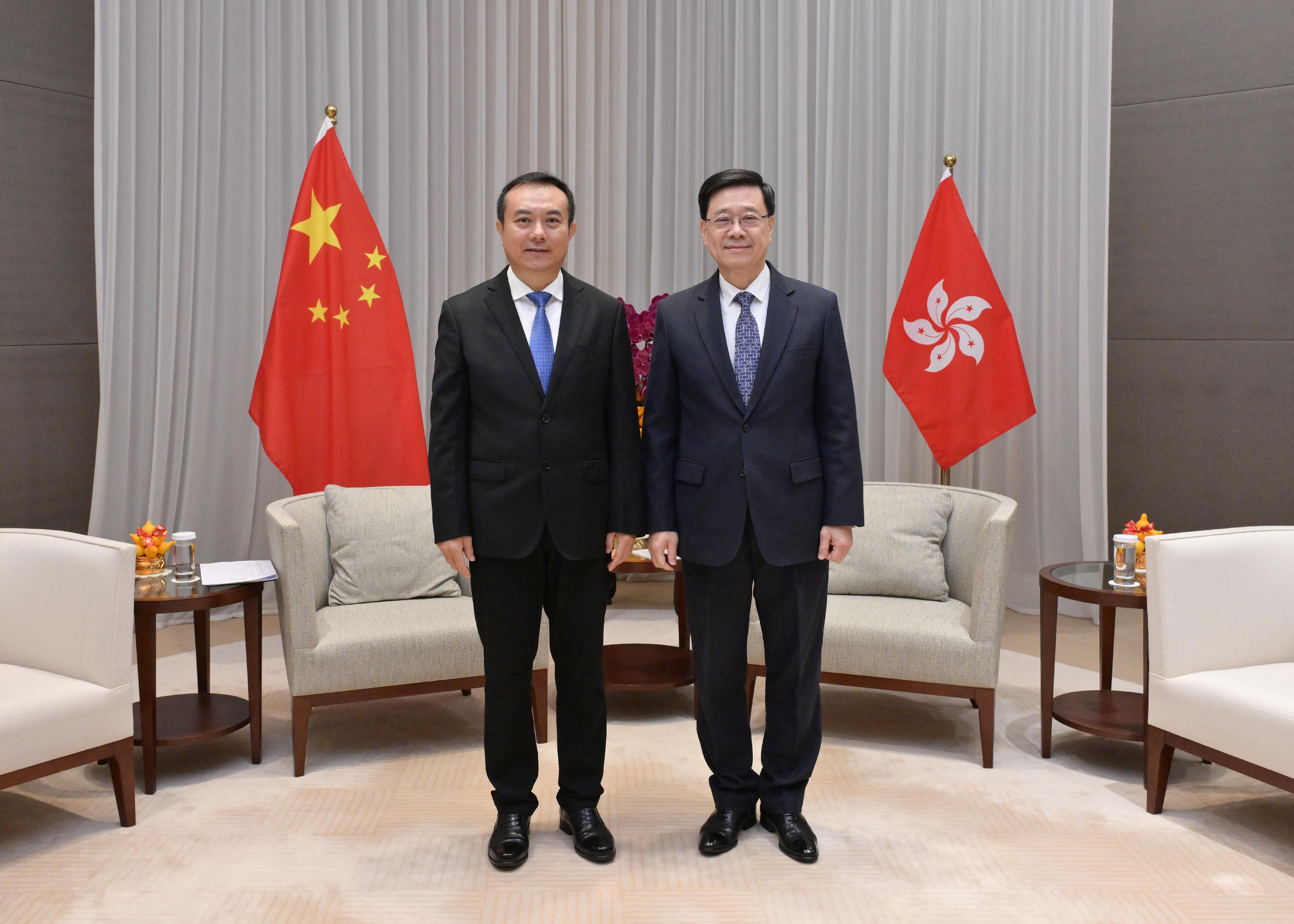 The Chief Executive, Mr John Lee (right), meets the Secretary of the CPC Zhuhai Municipal Committee and Secretary of the Hengqin Working Committee of the CPC Guangdong Provincial Committee, Mr Chen Yong (left), today (February 27).