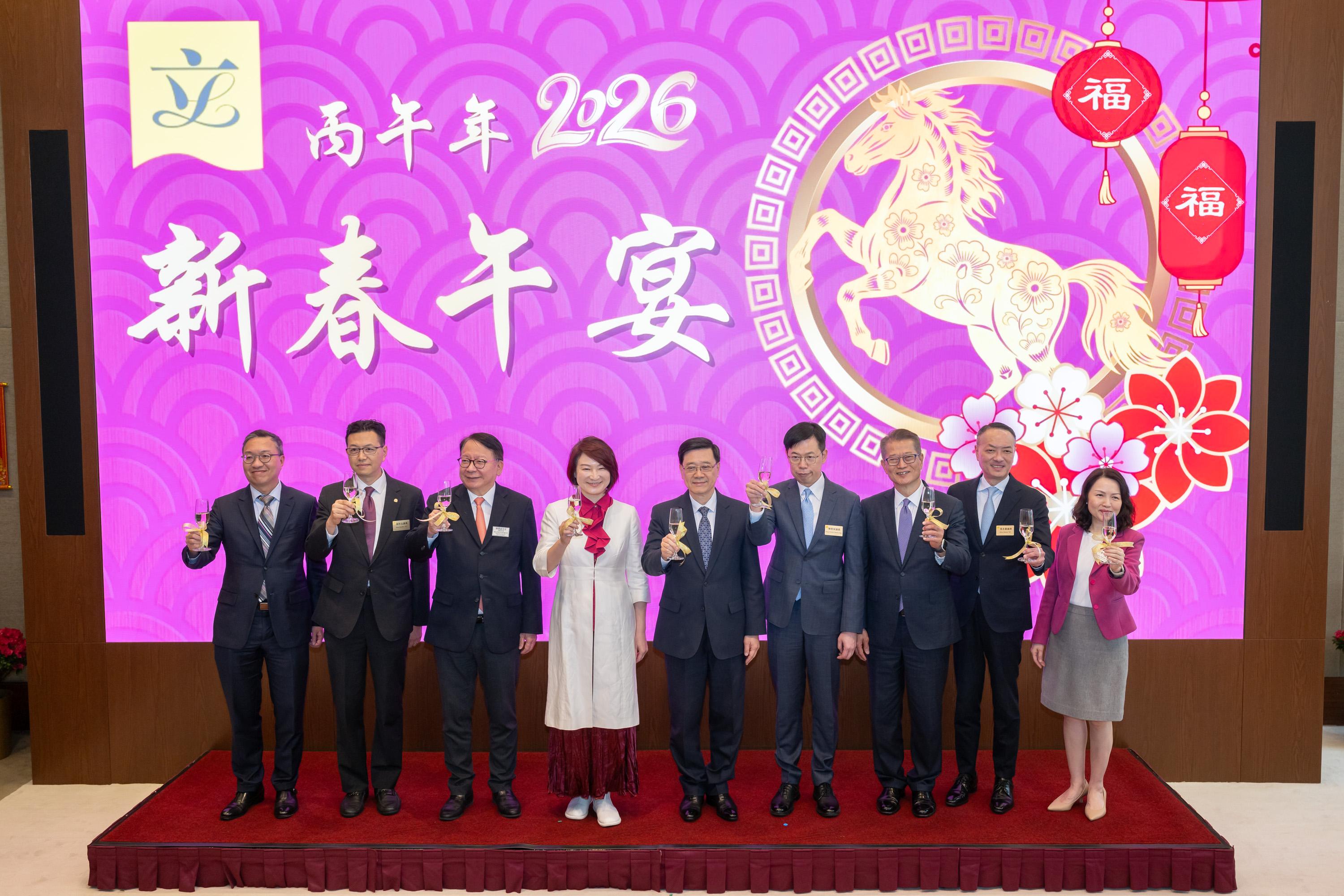 立法會主席李慧琼今日（二月二十七日）在立法會綜合大樓宴會廳設新春午宴，宴請行政長官李家超、行政會議成員、政府高級官員和立法會議員。圖示（左起）律政司司長林定國資深大律師、立法會議員吳秋北、政務司司長陳國基、李慧琼、李家超、立法會內務委員會主席陳振英、財政司司長陳茂波、立法會財務委員會主席吳永嘉和立法會秘書處秘書長衛碧瑤。