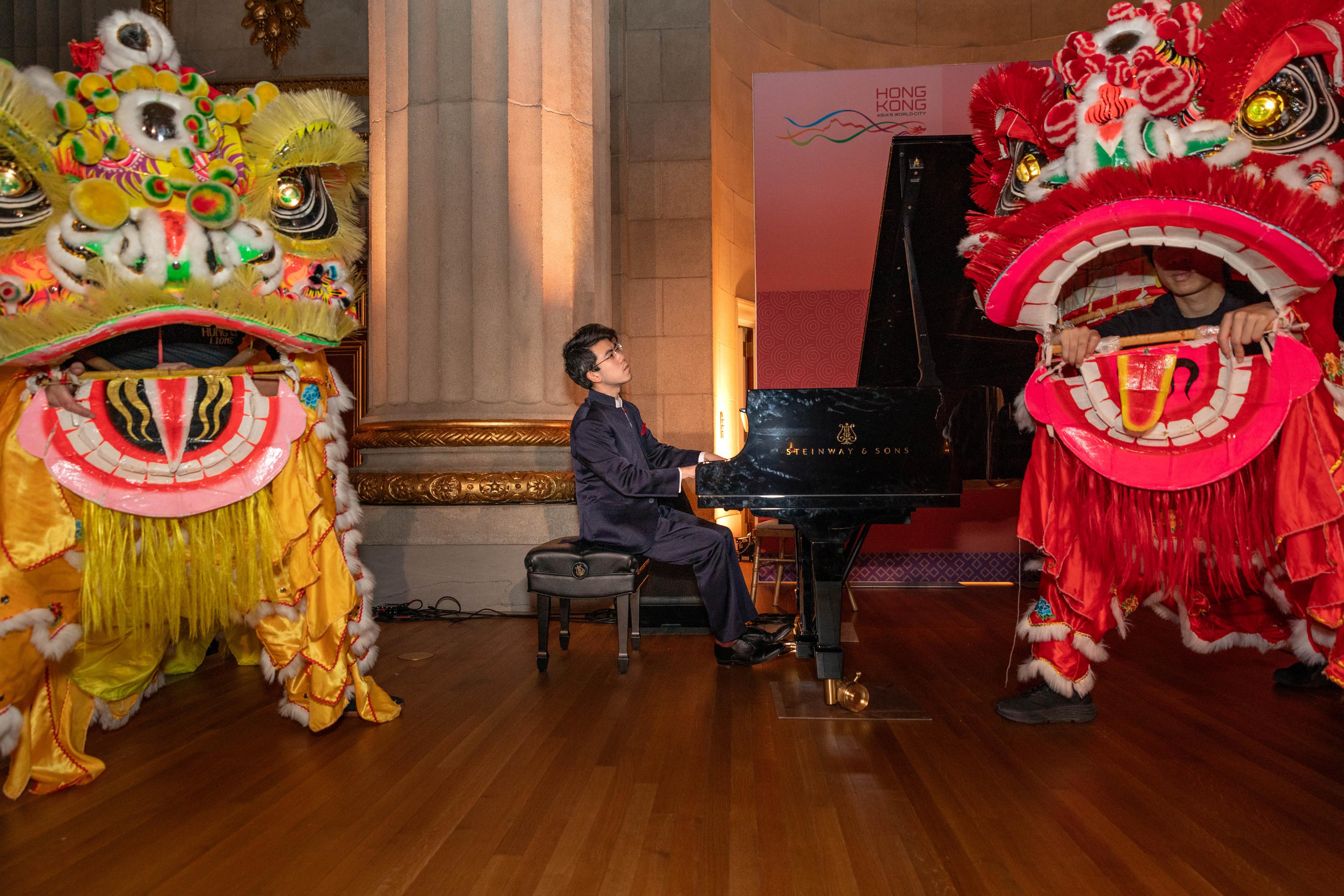 The Hong Kong Economic and Trade Office in Washington DC hosted a Chinese New Year reception on February 25 (Washington DC time) in Washington DC, the United States. The programme of the reception captures the spirit of East meets West, featuring a recital by Hong Kong-born pianist Aristo Sham and traditional lion dances.