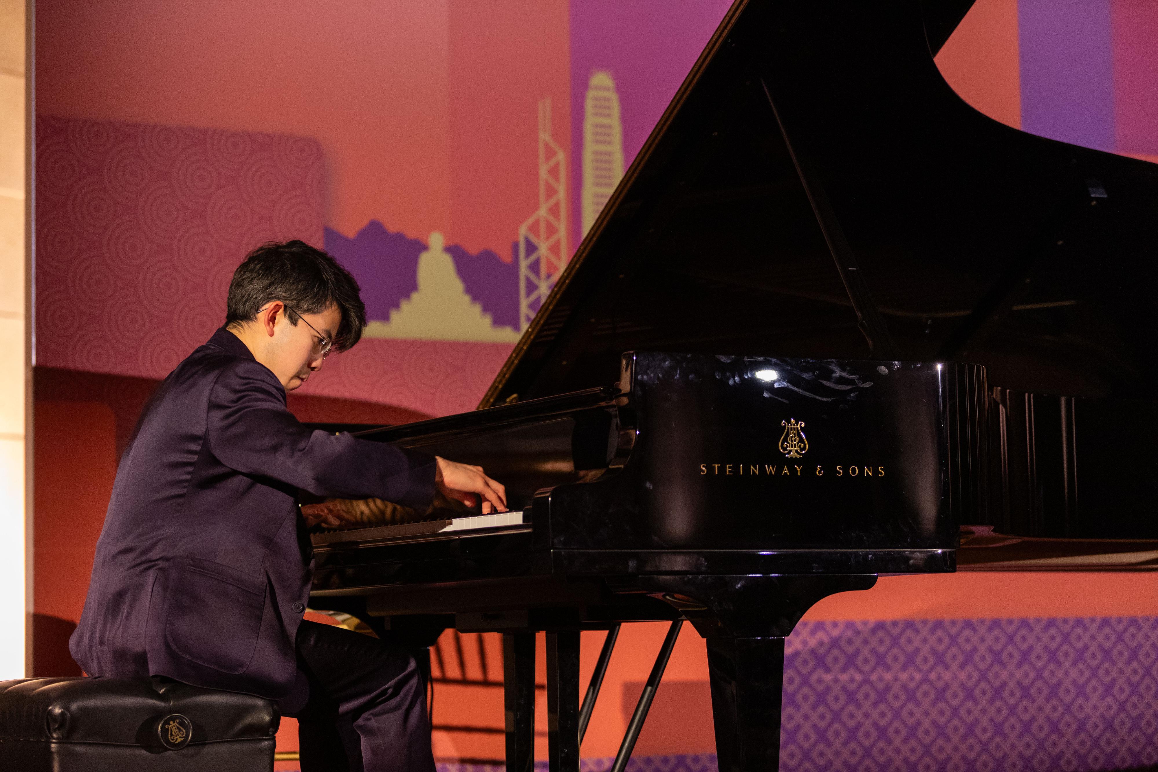 The Hong Kong Economic and Trade Office in Washington DC hosted a Chinese New Year reception on February 25 (Washington DC time) in Washington DC, the United States. Photo shows celebrated Hong Kong-born pianist Aristo Sham performing at the event.