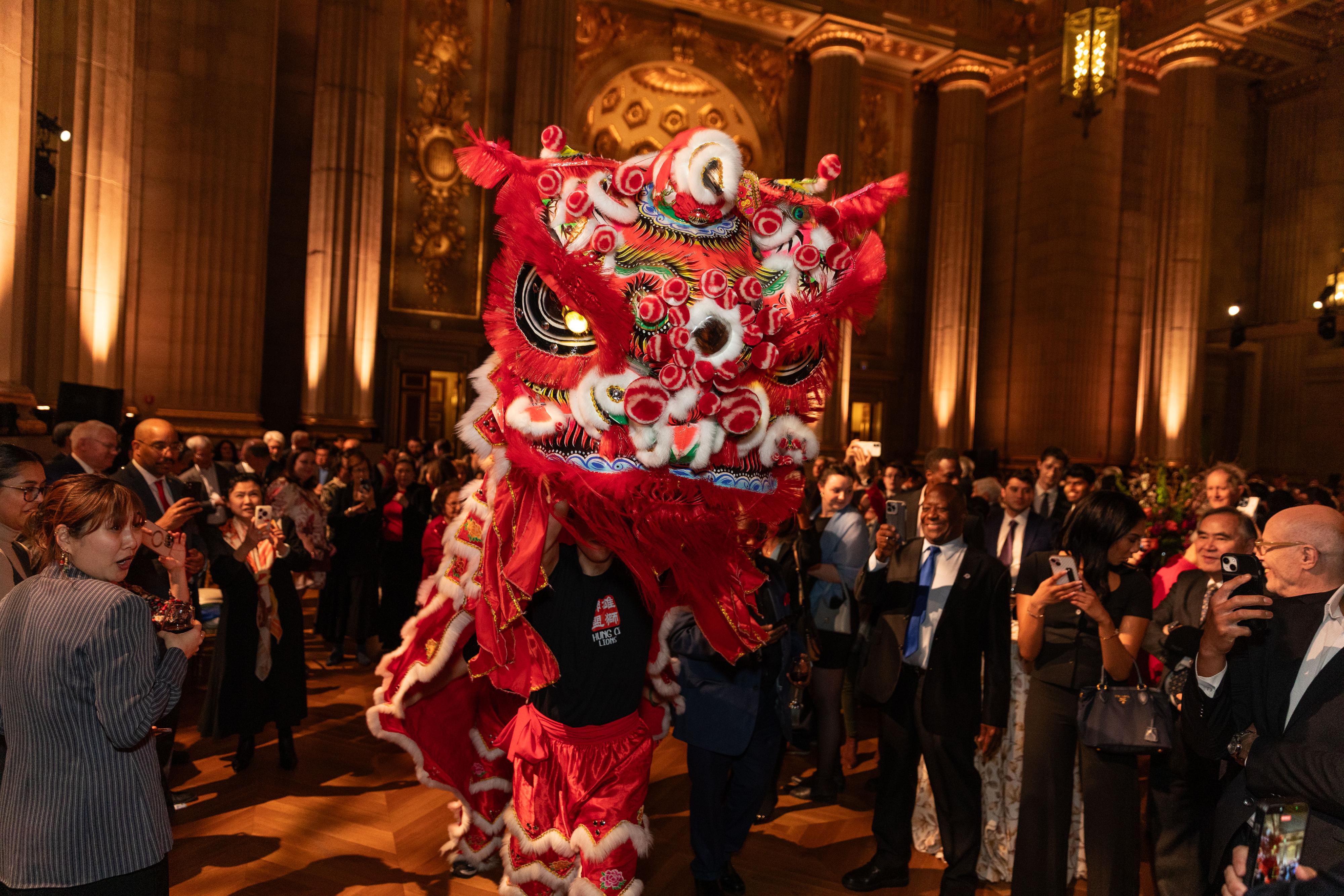 The Hong Kong Economic and Trade Office in Washington DC hosted a Chinese New Year reception on February 25 (Washington DC time) in Washington DC, the United States. Guests were captivated by a traditional lion dance performance.