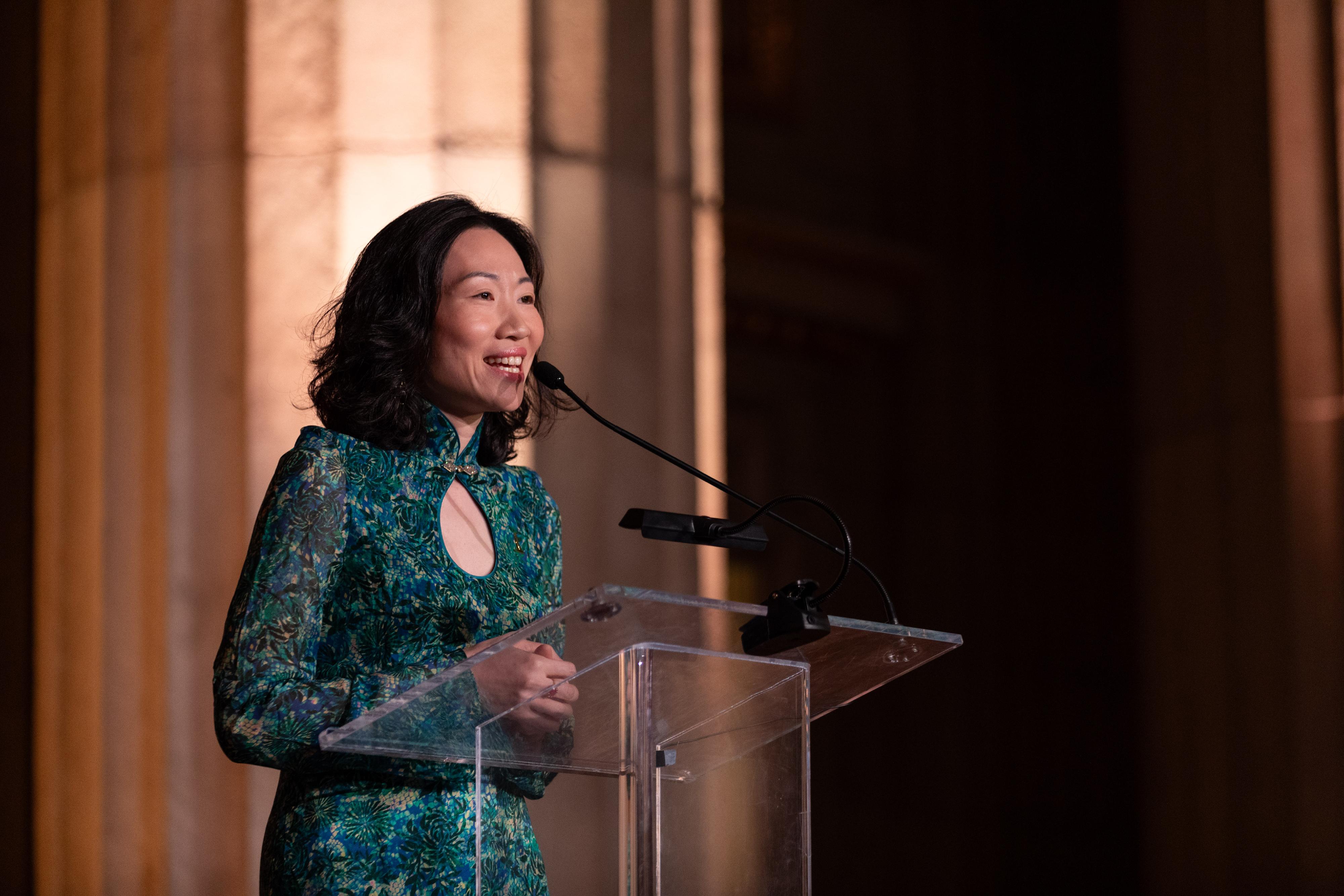 The Hong Kong Economic and Trade Office in Washington DC hosted a Chinese New Year reception on February 25 (Washington DC time) in Washington DC, the United States. Photo shows the Senior Vice President (Americas) of Cathay Pacific Airways, Ms Cindy Lam, speaking to the audience.
