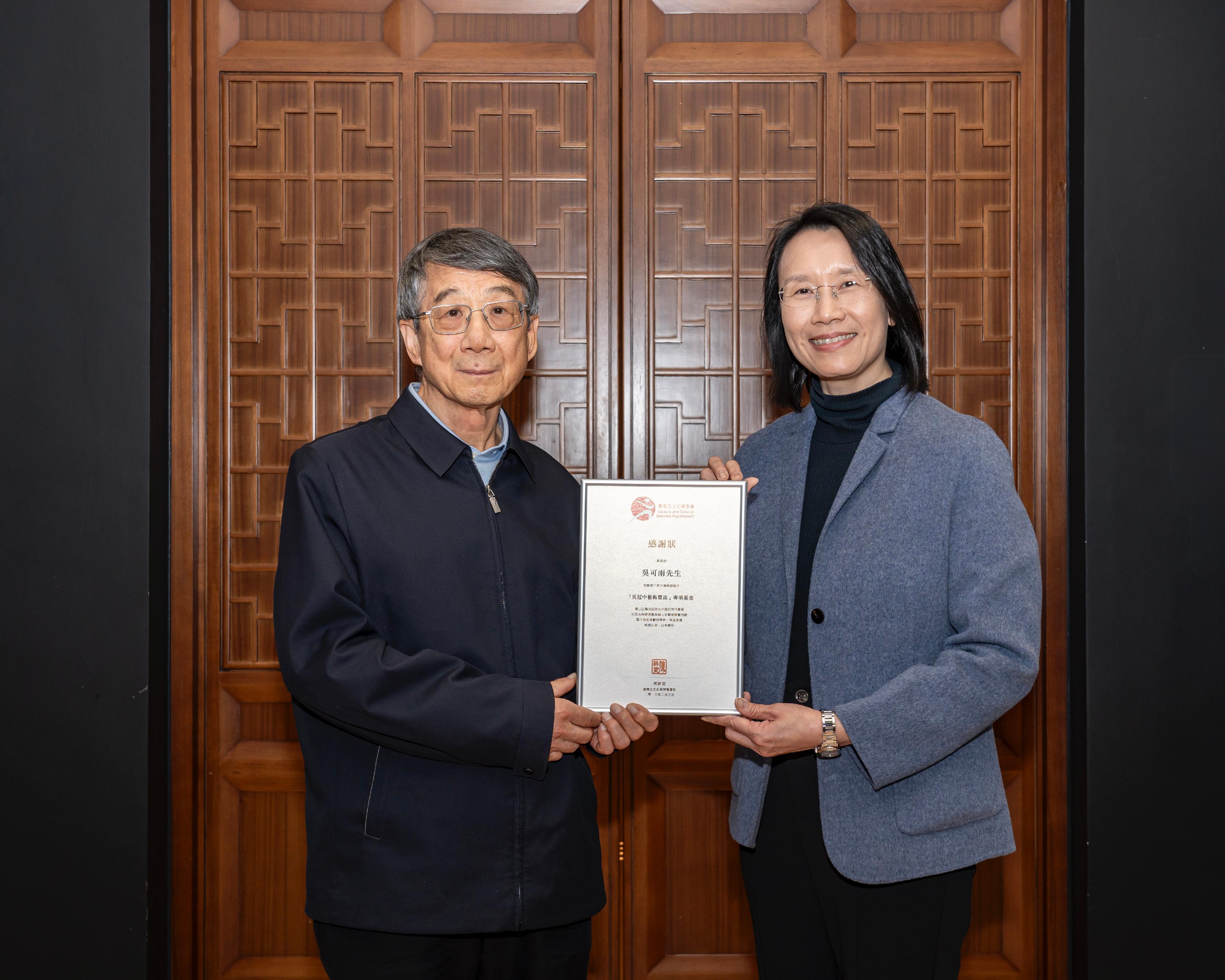 畫壇巨匠吳冠中兒子吳可雨再度向香港藝術館捐贈九千萬元，以持續支持香港藝術館弘揚吳冠中及中國近現代藝術。圖示康樂及文化事務署署長陳詠雯（右）致送感謝狀予吳可雨（左）。


