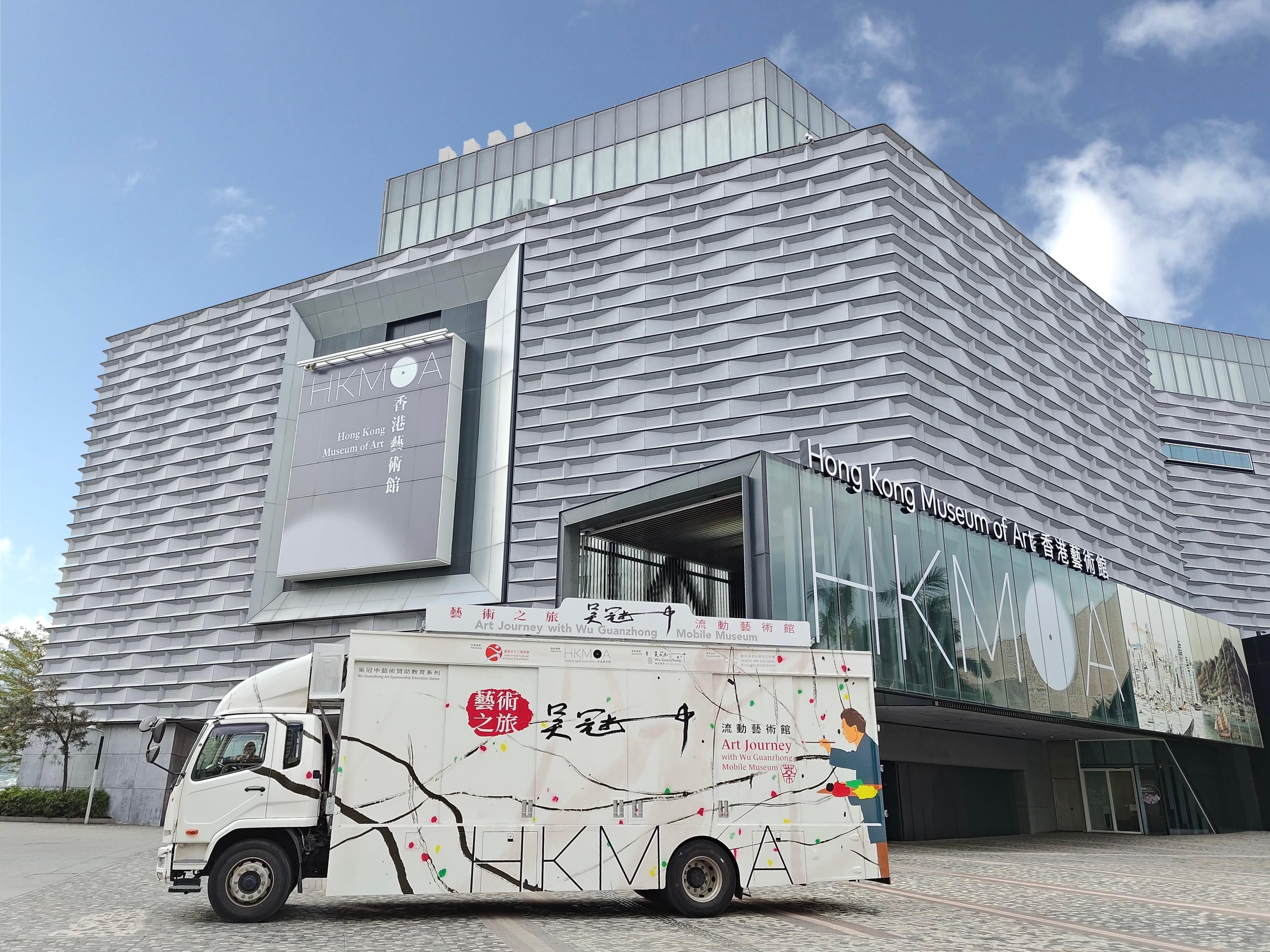 香港藝術館二○二四年已獲吳可雨捐贈一億元設立了「吳冠中藝術贊助」專項基金，舉行展覽、教育及學術研究等。圖示「吳冠中藝術贊助教育系列：藝術之旅──吳冠中流動藝術館」教育專車，透過多媒體裝置和互動遊戲，向學校和公眾推廣吳冠中的藝術和美學理念。


