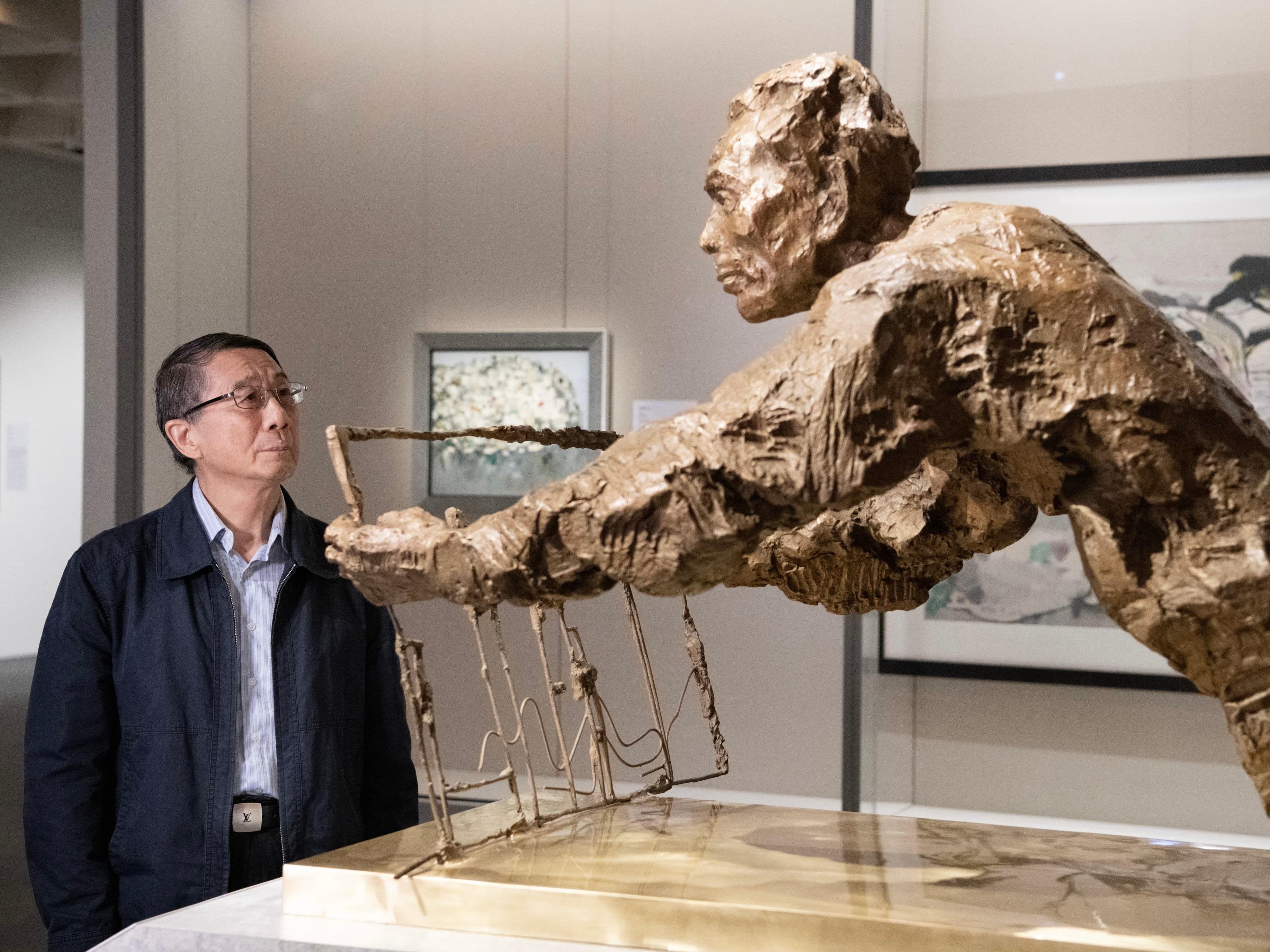 In 2002, at the invitation of the Hong Kong Museum of Art (HKMoA), Wu Guanzhong gave the only public sketching demonstration of his life; the work he produced was later presented to the Museum as a memento, testifying to the deep bond between the artist and the HKMoA. Photo shows a bronze statue of Wu Guanzhong sketching Victoria Harbour, which his son Mr Wu Keyu is viewing.