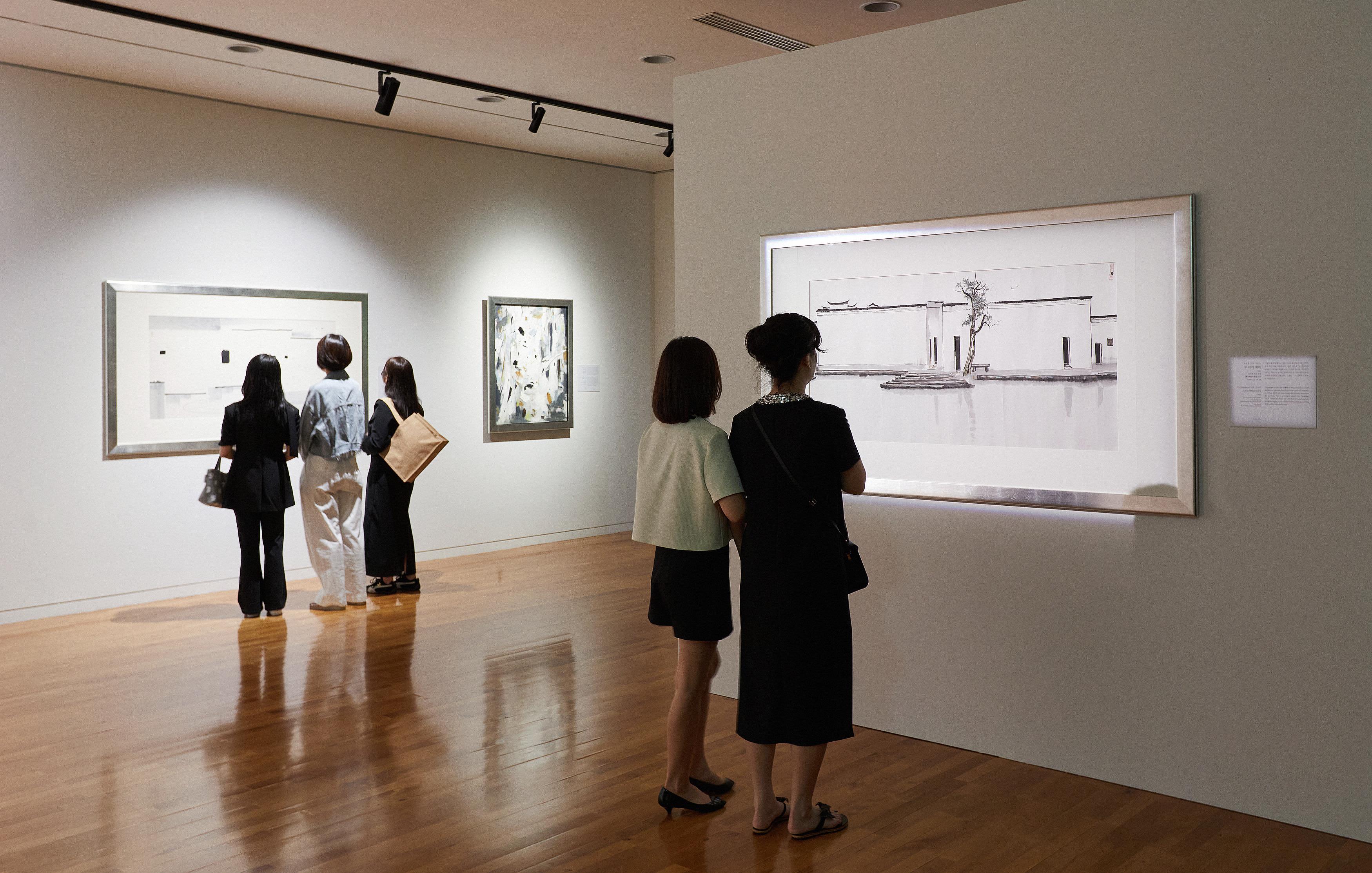 As the inaugural exhibition under the Wu Guanzhong Art Sponsorship, "Wu Guanzhong: Between Black and White" received widespread acclaim, attracting over 570 000 visitors. Building on this success, the Hong Kong Museum of Art brought the exhibition to the Seoul Calligraphy Art Museum at the Seoul Arts Center from July to October last year, introducing Wu Guanzhong's works to overseas audiences and fostering cultural and artistic exchanges between the two regions. Photo shows the gallery for the "Wu Guanzhong Art Sponsorship Overseas Exhibition Series: Wu Guanzhong: Between Black and White".