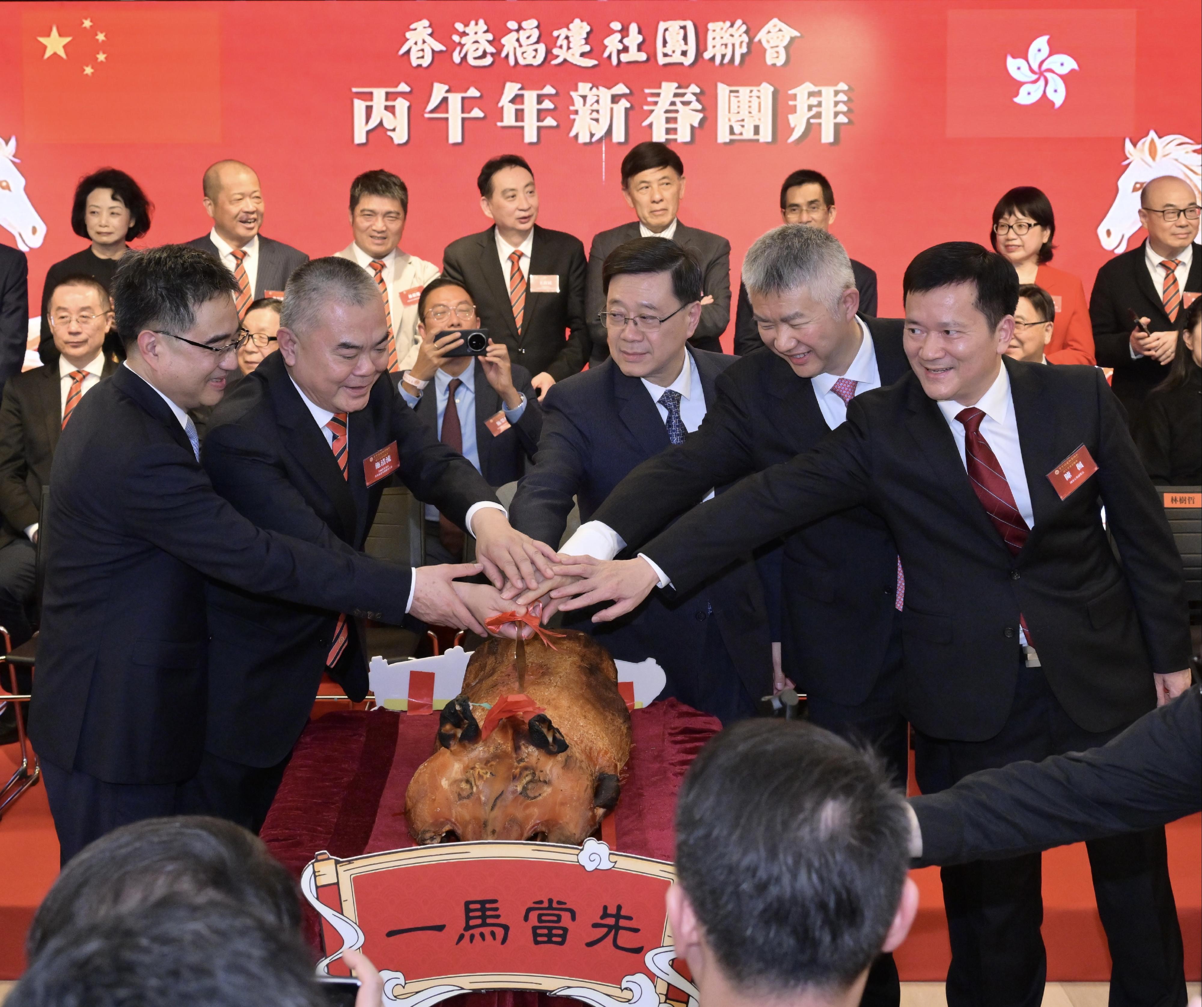 行政長官李家超今日（二月二十七日）出席香港福建社團聯會丙午年新春團拜。圖示（左起）福建省政協副主席、省委統戰部部長林文斌、香港福建社團聯會主席施清流、李家超、中央人民政府駐香港特別行政區聯絡辦公室副主任孫尚武和中央人民政府駐香港特別行政區維護國家安全公署副署長陳楓在活動主持切金豬儀式。
