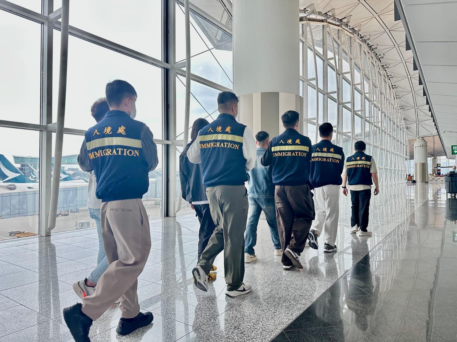 入境事務處(入境處)今日(二月二十七日)執行遣送行動,將31名越南籍非法入境者遣返越南。圖示被遣返人士在入境處人員押送下離港。