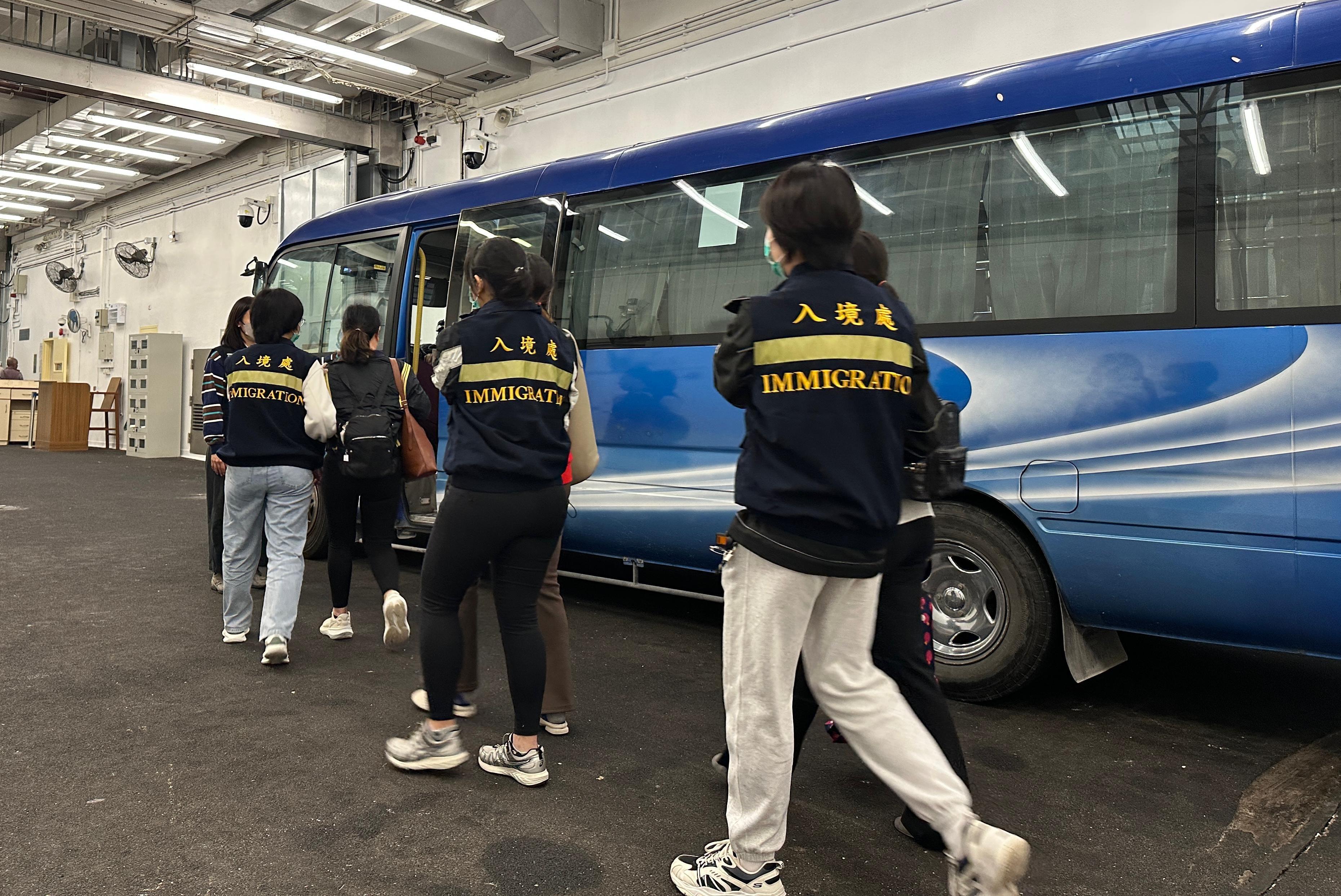 The Immigration Department (ImmD) carried out a repatriation operation today (February 27). A total of 31 Vietnamese illegal immigrants were repatriated to Vietnam. Photo shows removees being escorted by ImmD officers to proceed from the detention place to the airport.