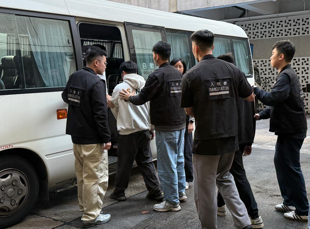 入境事務處於二月十六日至昨日（二月二十六日）在全港多區展開反非法勞工行動。圖示懷疑非法勞工在行動中被捕。