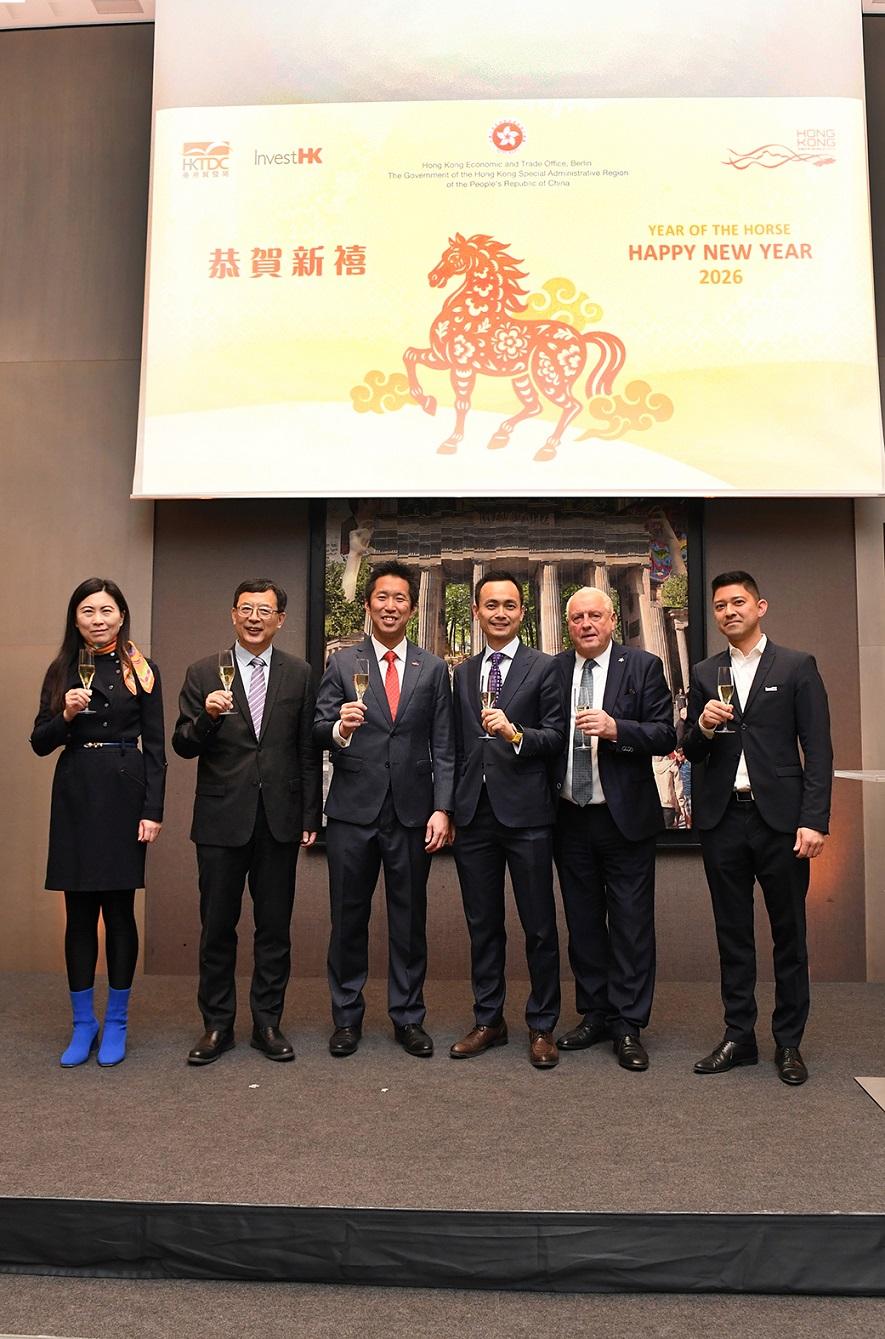 香港駐柏林經濟貿易辦事處(駐柏林經貿辦)於二月二十六日(柏林時間)在德國柏林舉辦新春酒會,慶祝馬年。圖示(左起)中國駐德國大使館公參唐曉燕女士、中國駐德國大使館公使曾凡華、駐柏林經貿辦處長黃文忠、香港貿易發展局歐洲、中亞及以色列首席代表盧逸峰、德國全球貿易論壇柏林總幹事Eberhard Trempel,及駐柏林經貿辦招商引才/投資推廣總監Kim Zietlow博士。
