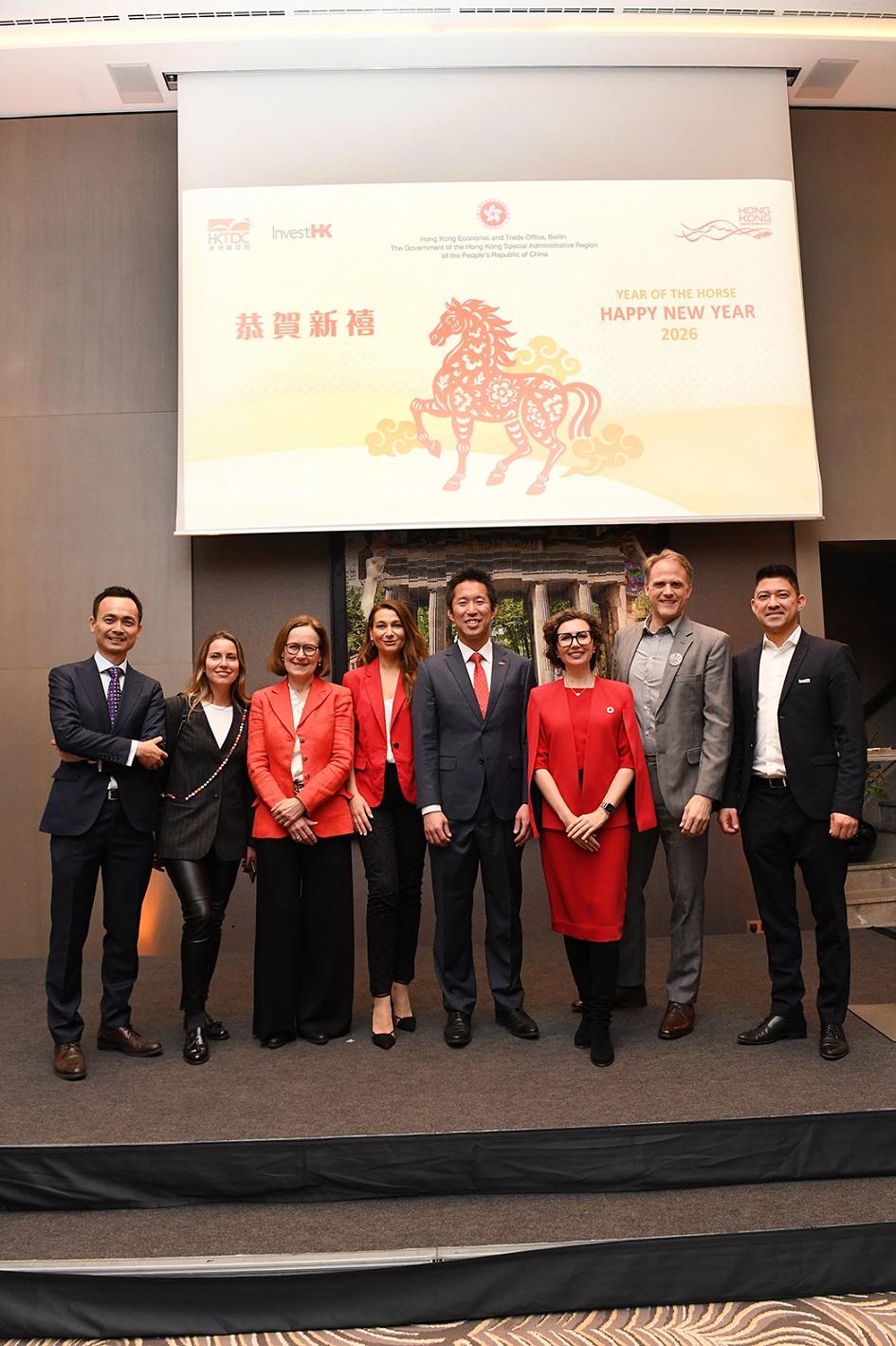 香港駐柏林經濟貿易辦事處(駐柏林經貿辦)於二月二十六日(柏林時間)在德國柏林舉辦新春酒會,慶祝馬年。圖示駐柏林經貿辦處長黃文忠(右四)與來賓合照 。