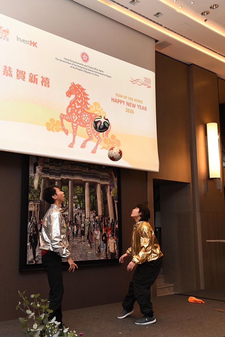香港駐柏林經濟貿易辦事處於二月二十六日(柏林時間)在德國柏林舉辦新春酒會,慶祝馬年。圖示來自香港的年輕藝人在酒會上表演。