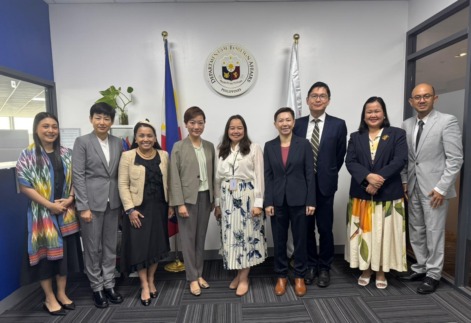 The Hong Kong Economic and Trade Office, Singapore (Singapore ETO) hosted a dinner in Manila, the Philippines, yesterday (February 27) to celebrate the Year of the Horse with the Filipino community and promote Hong Kong. The Director of the Singapore ETO, Ms Elsa Hung, riding on her visit to Manila, paid courtesy calls on the Chinese Ambassador to the Philippines, Mr Jing Quan, various officials of the Philippines' Department of Trade and Industry and Department of Foreign Affairs respectively. She also attended and spoke at a Chinese New Year celebration event organised by the Hongkong Chamber of Commerce of the Philippines Inc on February 26, to introduce Hong Kong's latest developments, promote the one-stop Economic and Trade Express platform and exchange views on the business opportunities in the Philippines and wider region. Photo shows Ms Hung (fourth left) and the Director-General of the Hong Kong Economic and Trade Office, Jakarta, Miss Libera Cheng (fourth right), paid a courtesy call on the officials of the Philippines' Department of Foreign Affairs.