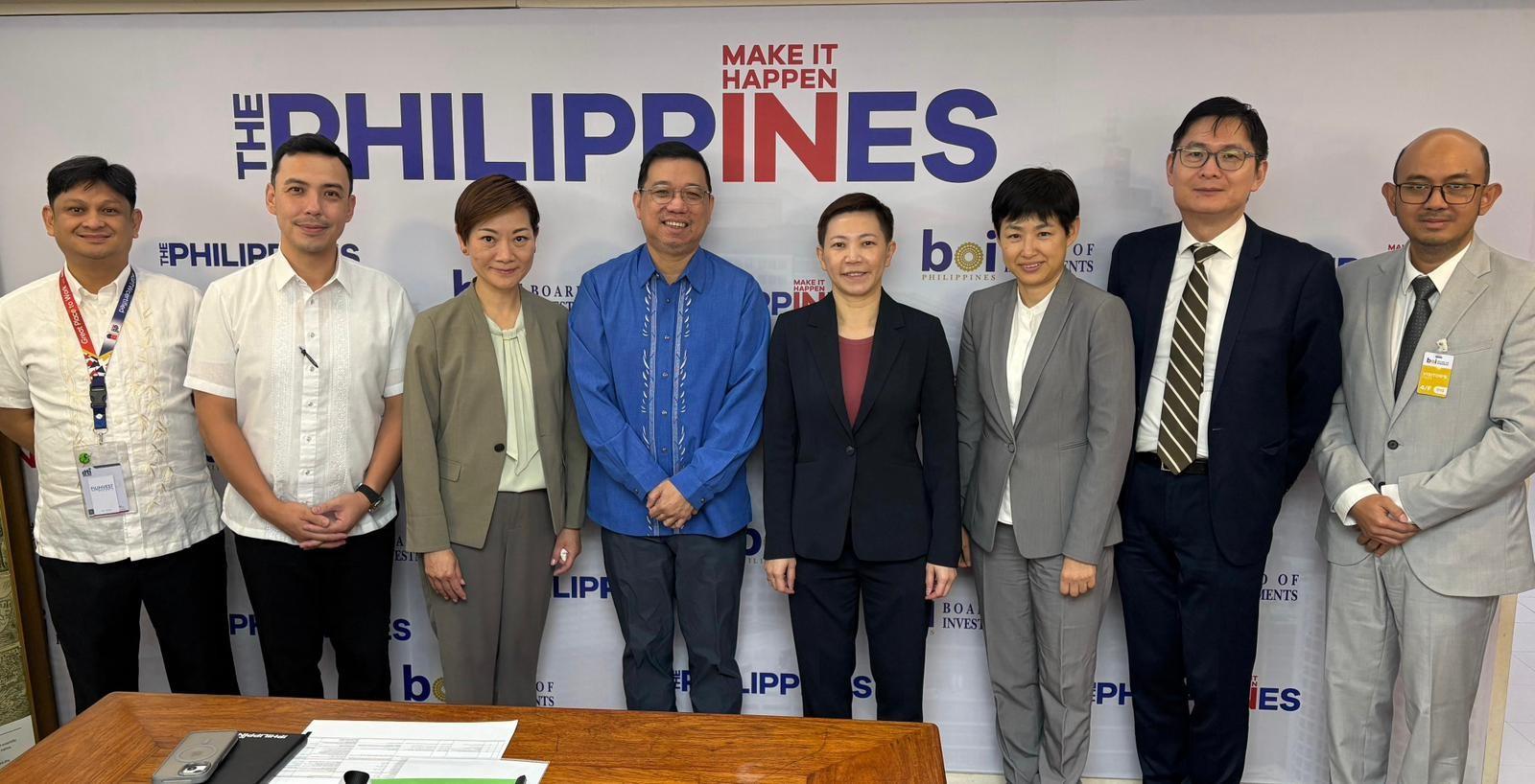 The Hong Kong Economic and Trade Office, Singapore (Singapore ETO) hosted a dinner in Manila, the Philippines, yesterday (February 27) to celebrate the Year of the Horse with the Filipino community and promote Hong Kong. The Director of the Singapore ETO, Ms Elsa Hung, riding on her visit to Manila, paid courtesy calls on the Chinese Ambassador to the Philippines, Mr Jing Quan, various officials of the Philippines' Department of Trade and Industry and Department of Foreign Affairs respectively. She also attended and spoke at a Chinese New Year celebration event organised by the Hongkong Chamber of Commerce of the Philippines Inc on February 26, to introduce Hong Kong's latest developments, promote the one-stop Economic and Trade Express platform and exchange views on the business opportunities in the Philippines and wider region. Photo shows Ms Hung (third left) and the Director-General of the Hong Kong Economic and Trade Office, Jakarta, Miss Libera Cheng (fourth right), paid a courtesy call on the officials of the Philippines' Department of Trade and Industry.