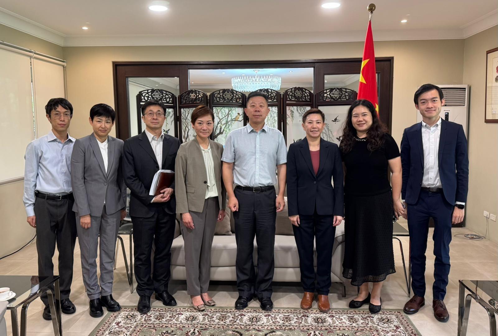 The Hong Kong Economic and Trade Office, Singapore (Singapore ETO) hosted a dinner in Manila, the Philippines, yesterday (February 27) to celebrate the Year of the Horse with the Filipino community and promote Hong Kong. The Director of the Singapore ETO, Ms Elsa Hung, riding on her visit to Manila, paid courtesy calls on the Chinese Ambassador to the Philippines, Mr Jing Quan, various officials of the Philippines' Department of Trade and Industry and Department of Foreign Affairs respectively. She also attended and spoke at a Chinese New Year celebration event organised by the Hongkong Chamber of Commerce of the Philippines Inc on February 26, to introduce Hong Kong's latest developments, promote the one-stop Economic and Trade Express platform and exchange views on the business opportunities in the Philippines and wider region. Photo shows Ms Hung (fourth left) and the Director-General of the Hong Kong Economic and Trade Office, Jakarta, Miss Libera Cheng (third right), paid a courtesy call on the Chinese Ambassador to the Philippines, Mr Jing Quan (fourth right).