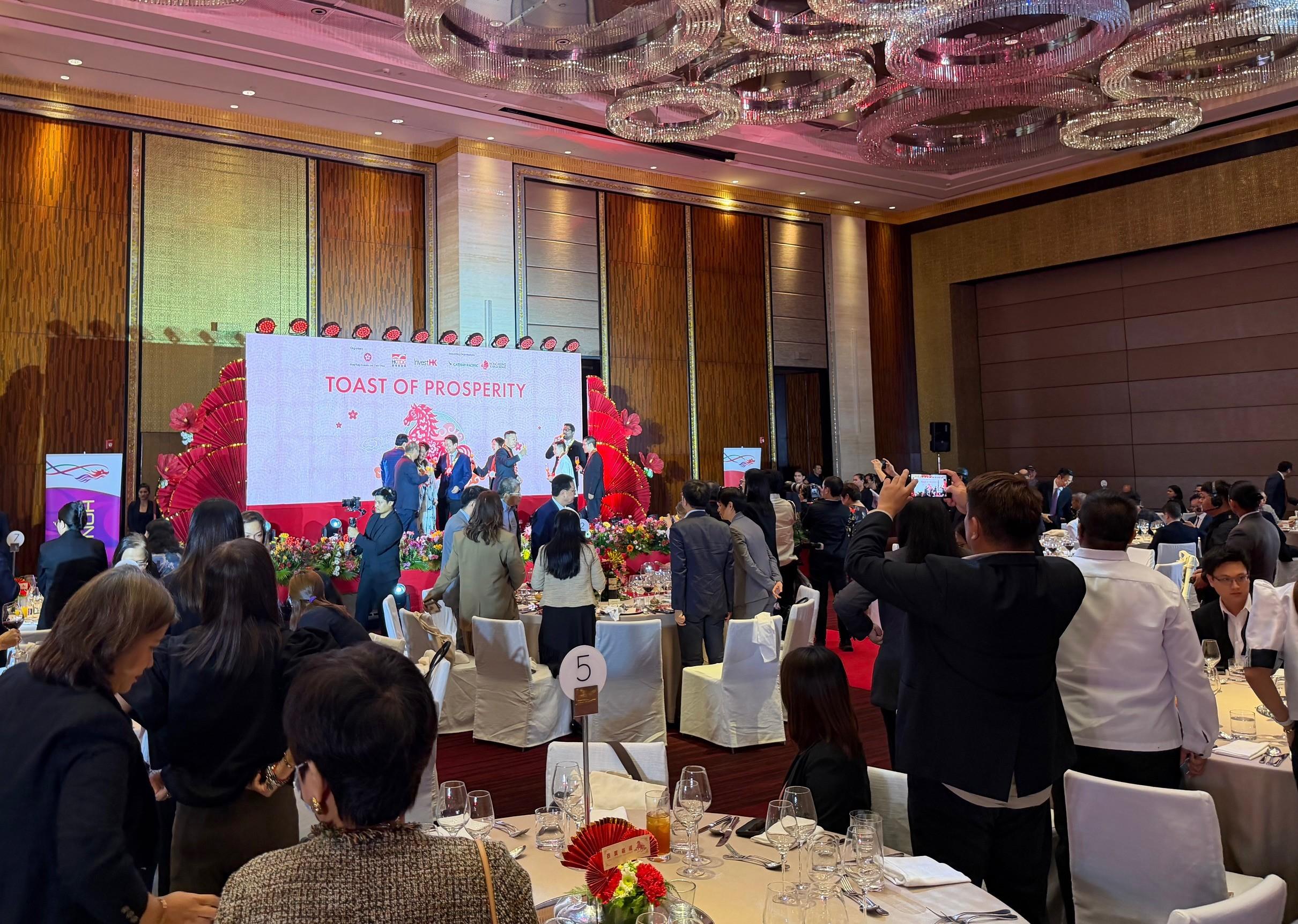 The Hong Kong Economic and Trade Office, Singapore hosted a dinner in Manila, the Philippines, yesterday (February 27) to celebrate the Year of the Horse with the Filipino community and promote Hong Kong. Over 200 guests, coming from the Chinese Embassy in the Philippines, local government, business, academic, cultural and media sectors, attended the dinner.
