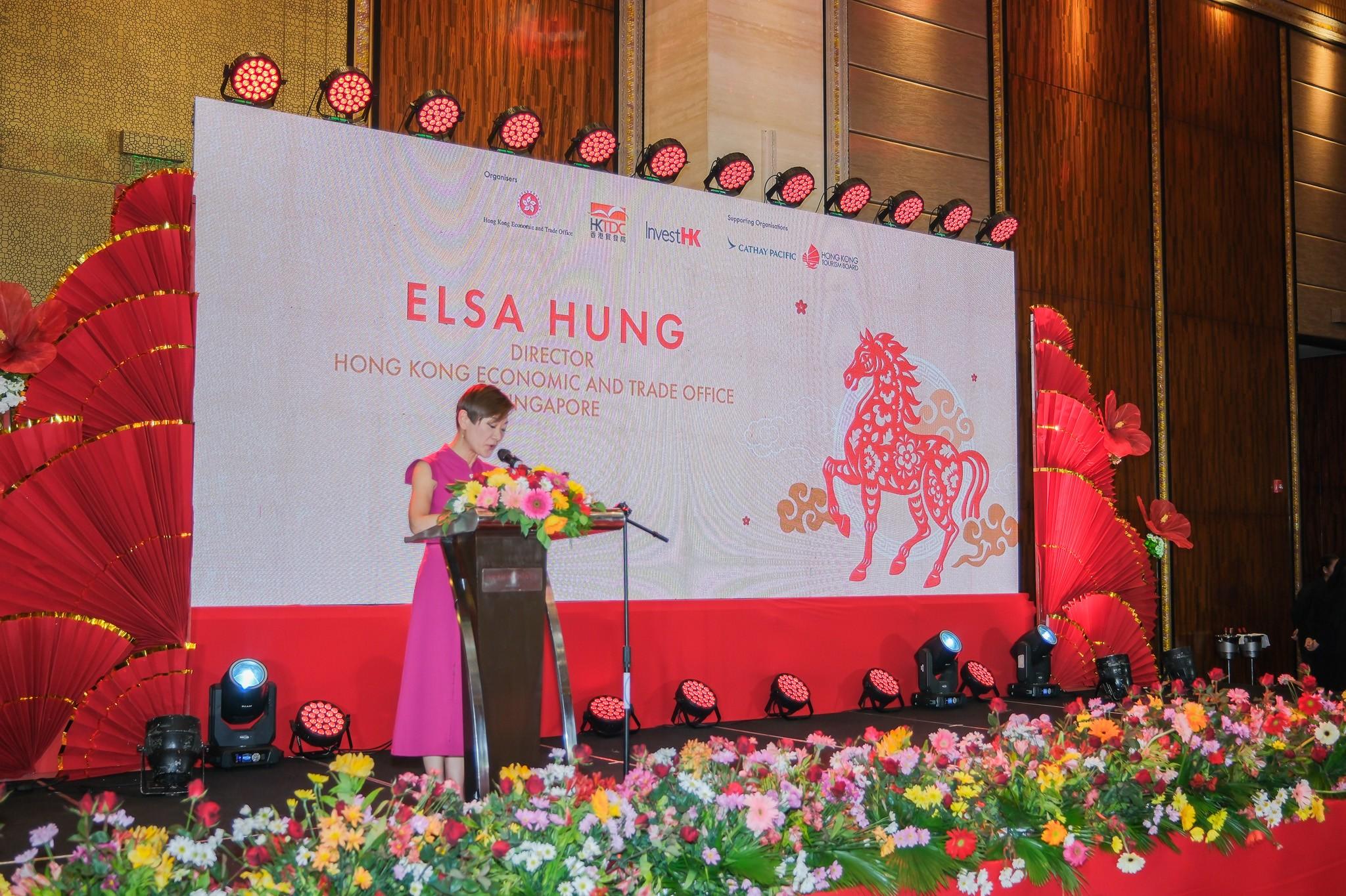 The Hong Kong Economic and Trade Office, Singapore (Singapore ETO) hosted a dinner in Manila, the Philippines, yesterday (February 27) to celebrate the Year of the Horse with the Filipino community and promote Hong Kong. Over 200 guests, coming from the Chinese Embassy in the Philippines, local government, business, academic, cultural and media sectors, attended the dinner. Photo shows the Director of the Singapore ETO, Ms Elsa Hung, delivering a welcoming speech at the dinner.