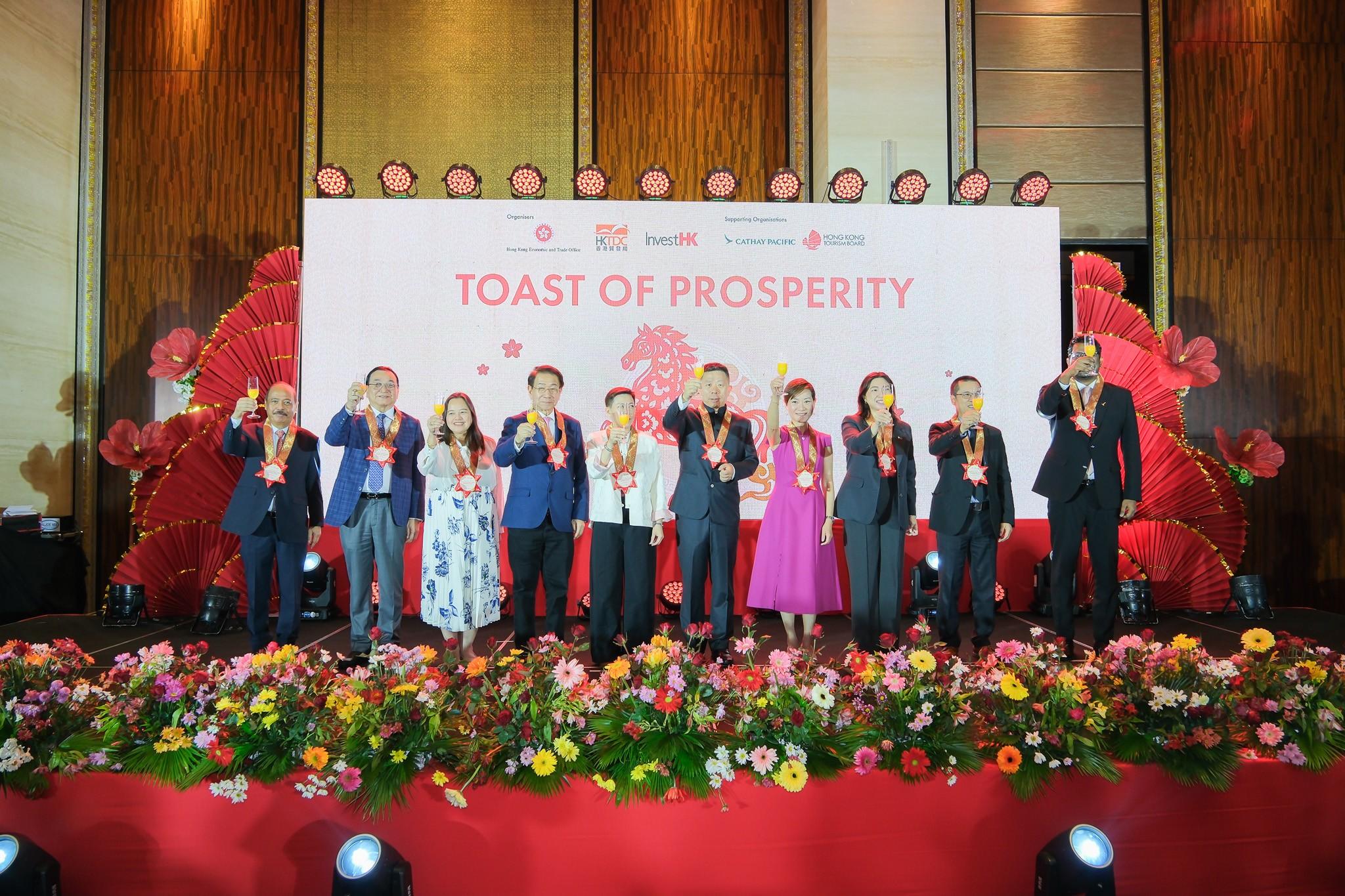 The Hong Kong Economic and Trade Office, Singapore (Singapore ETO) hosted a dinner in Manila, the Philippines, yesterday (February 27) to celebrate the Year of the Horse with the Filipino community and promote Hong Kong. Over 200 guests, coming from the Chinese Embassy in the Philippines, local government, business, academic, cultural and media sectors, attended the dinner. Photo shows the Chinese Ambassador to the Philippines, Mr Jing Quan (fifth right); the Mayor of Taguig, Ms Maria Laarni Lopez Cayetano (third right); the Assistant Secretary of the Department of Foreign Affairs of the Philippines, Mr Rhenita B. Rodriguez (third left); the Director of the Singapore ETO, Ms Elsa Hung (fourth right); the Director-General of the Hong Kong Economic and Trade Office, Jakarta, Miss Libera Cheng (fifth left); the Regional Director of South East Asia and South Asia of the Hong Kong Trade and Development Council, Mr Leung Kwan-ho (second right), and other officiating guests, toasting with guests.