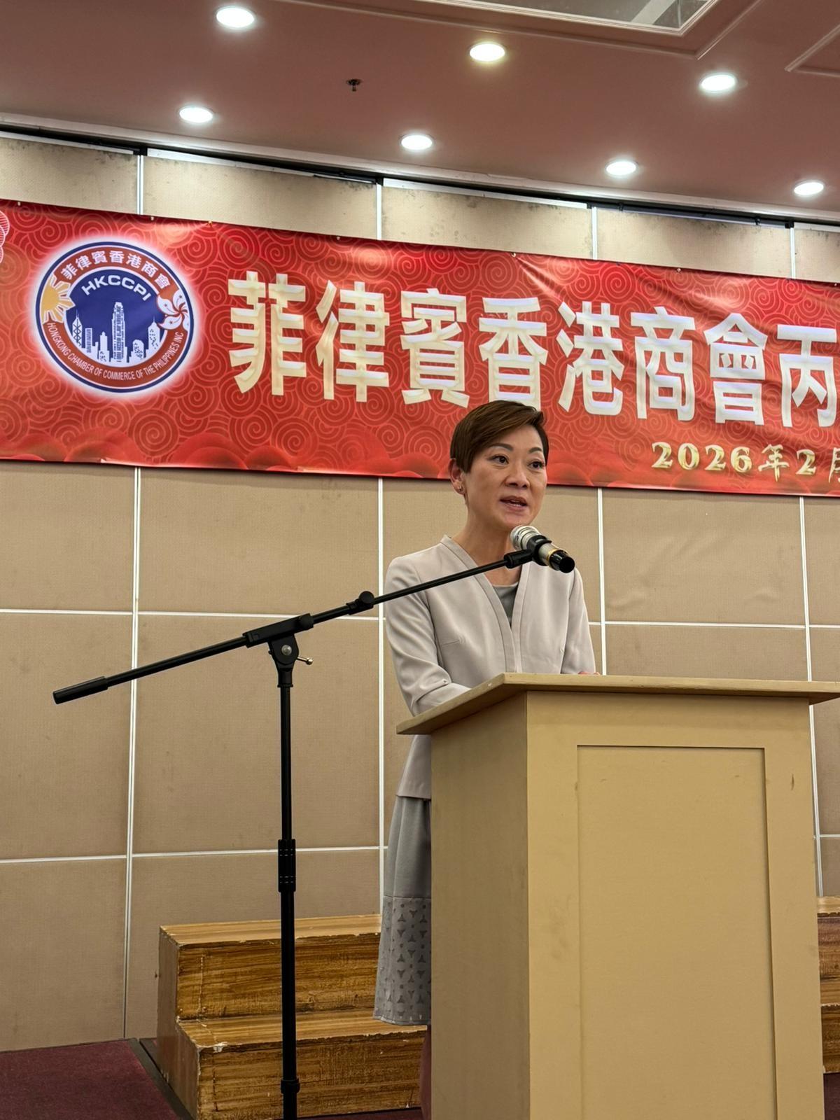 香港駐新加坡經濟貿易辦事處（駐新加坡經貿辦）昨日（二月二十七日）在菲律賓馬尼拉舉行晚宴，與菲律賓各界同慶馬年新春並推廣香港。駐新加坡經貿辦處長熊佩玲藉到訪馬尼拉，禮節性拜訪了中國駐菲律賓大使井泉、菲律賓貿工部和外交部不同官員。她又於二月二十六日出席了菲律賓香港商會舉辦的新春慶祝活動並致辭，藉以介紹香港的最新發展、推廣「經貿一站通」平台，以及就菲律賓和區內營商機遇交流意見。圖示熊佩玲於菲律賓香港商會舉辦的新春慶祝活動致辭。