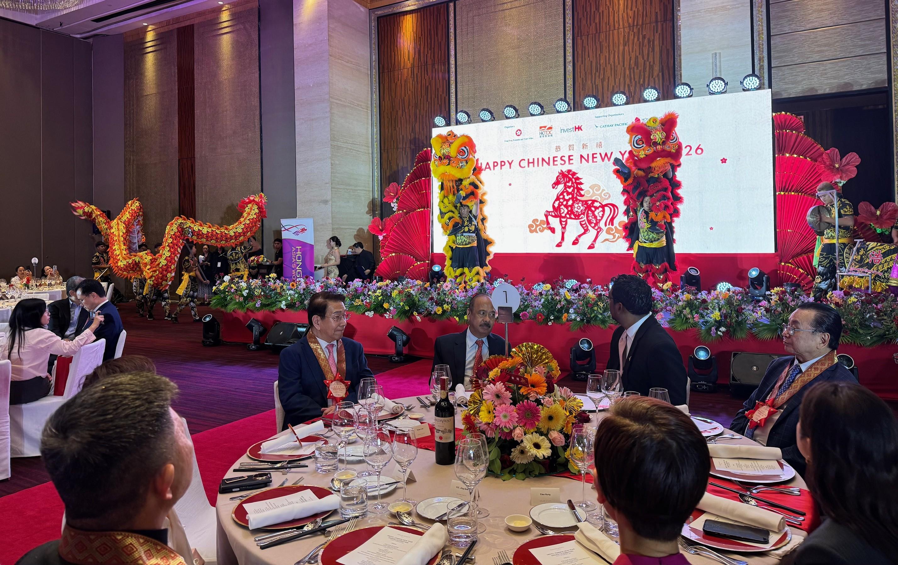 香港駐新加坡經濟貿易辦事處昨日（二月二十七日）在菲律賓馬尼拉舉行晚宴，與菲律賓各界同慶馬年新春並推廣香港。逾200位來自中國駐菲律賓大使館、當地政府、商界、學術界、文化界及傳媒界嘉賓出席晚宴出席晚宴。
