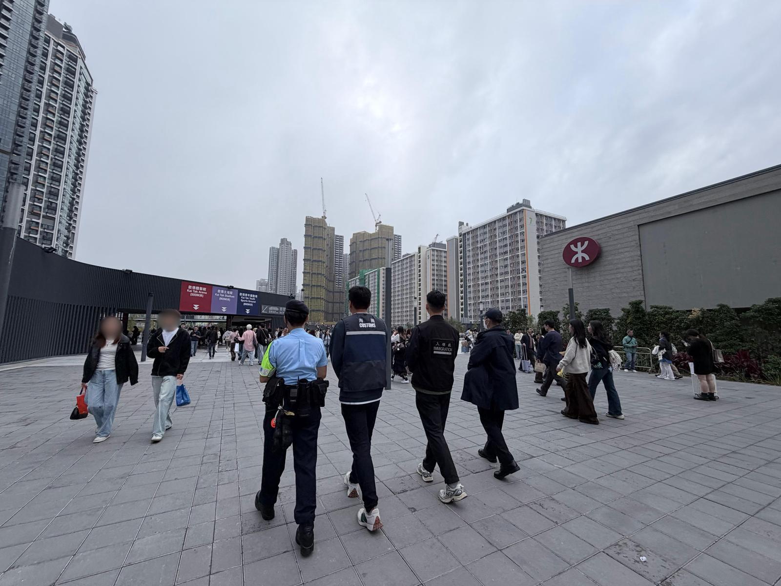 During a mega event held on February 28 and today (March 1), a joint enforcement operation with the Hong Kong Customs, the Immigration Department, the Hong Kong Police Force, the Food and Environmental Hygiene Department and the Leisure and Cultural Services Department was conducted to combat the sale of infringing goods by mobile hawkers, illegal worker, unlicensed hawkers and illegal hawking activities in the vicinity of the Kai Tak Sports Park.