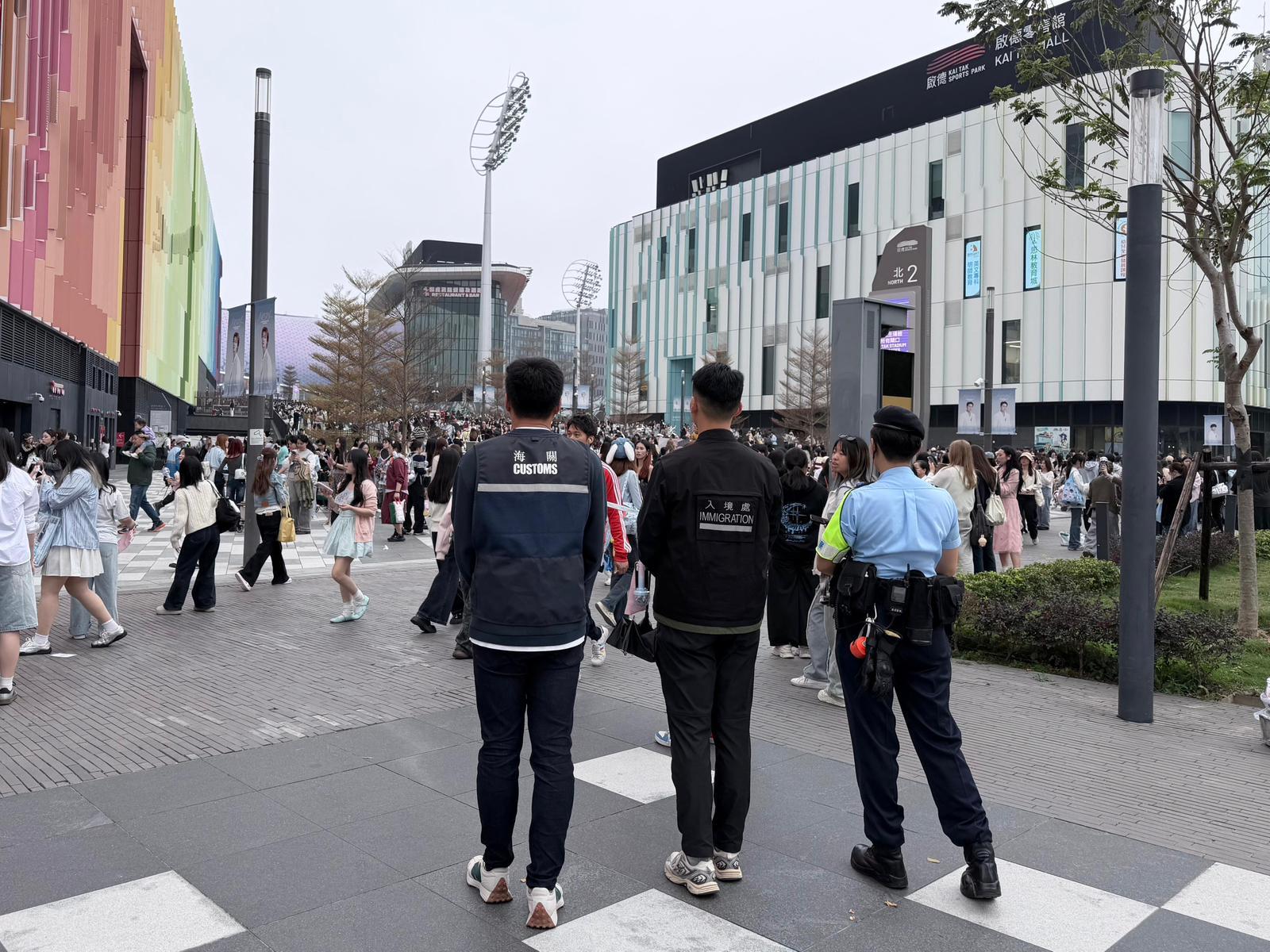 於二月二十八日至今日（三月一日）在盛事舉行期間，香港海關、入境事務處、香港警務處、食物環境衞生署和康樂及文化事務署，於啟德體育園附近採取聯合執法行動，打擊流動小販售賣侵權物品、非法勞工、無牌小販及非法擺賣活動。