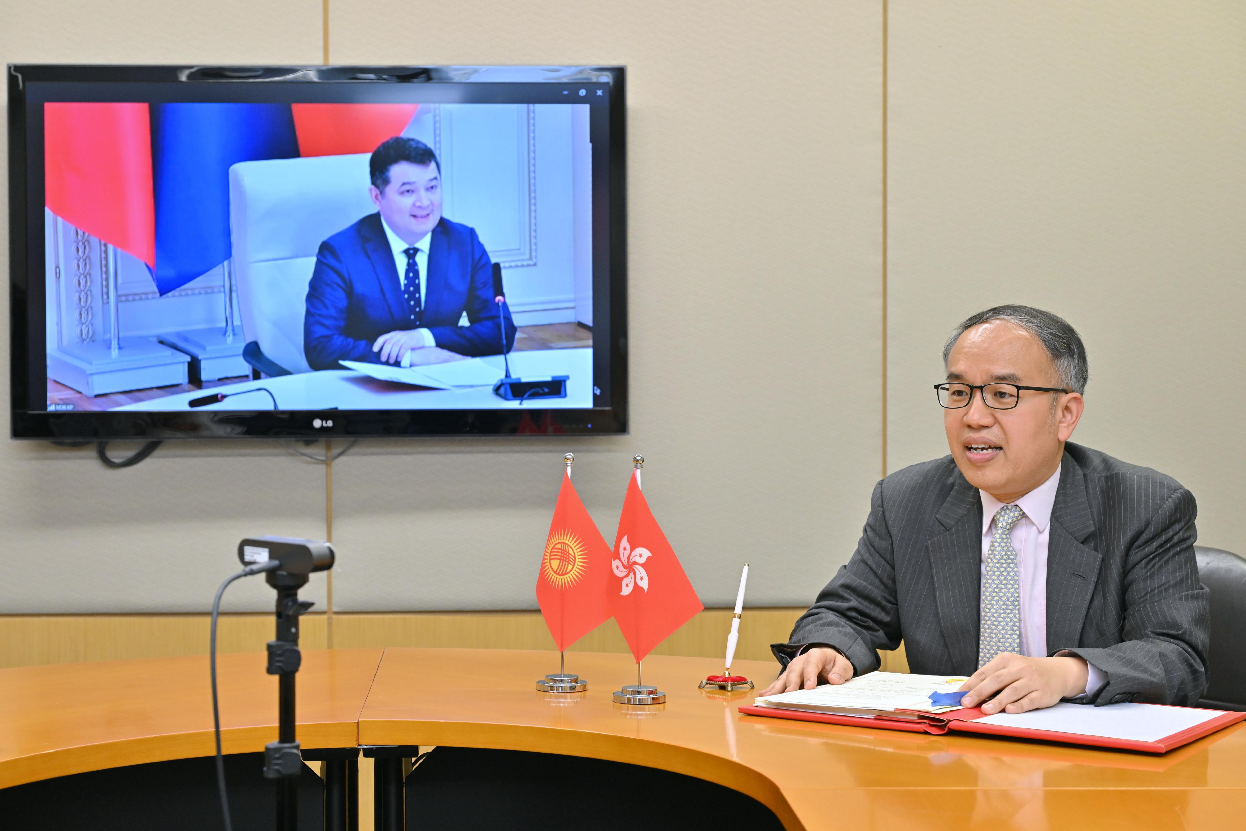 The Secretary for Financial Services and the Treasury, Mr Christopher Hui (right), and the Minister of Economy and Commerce of the Kyrgyz Republic, Mr Bakyt Tolomushevich Sydykov (left), have an online bilateral meeting today (March 2). Mr Hui presents to Mr Sydykov the advantages of Hong Kong as an international financial centre and its latest developments, including the efforts made to establish Hong Kong as a regional gold reserve hub.
