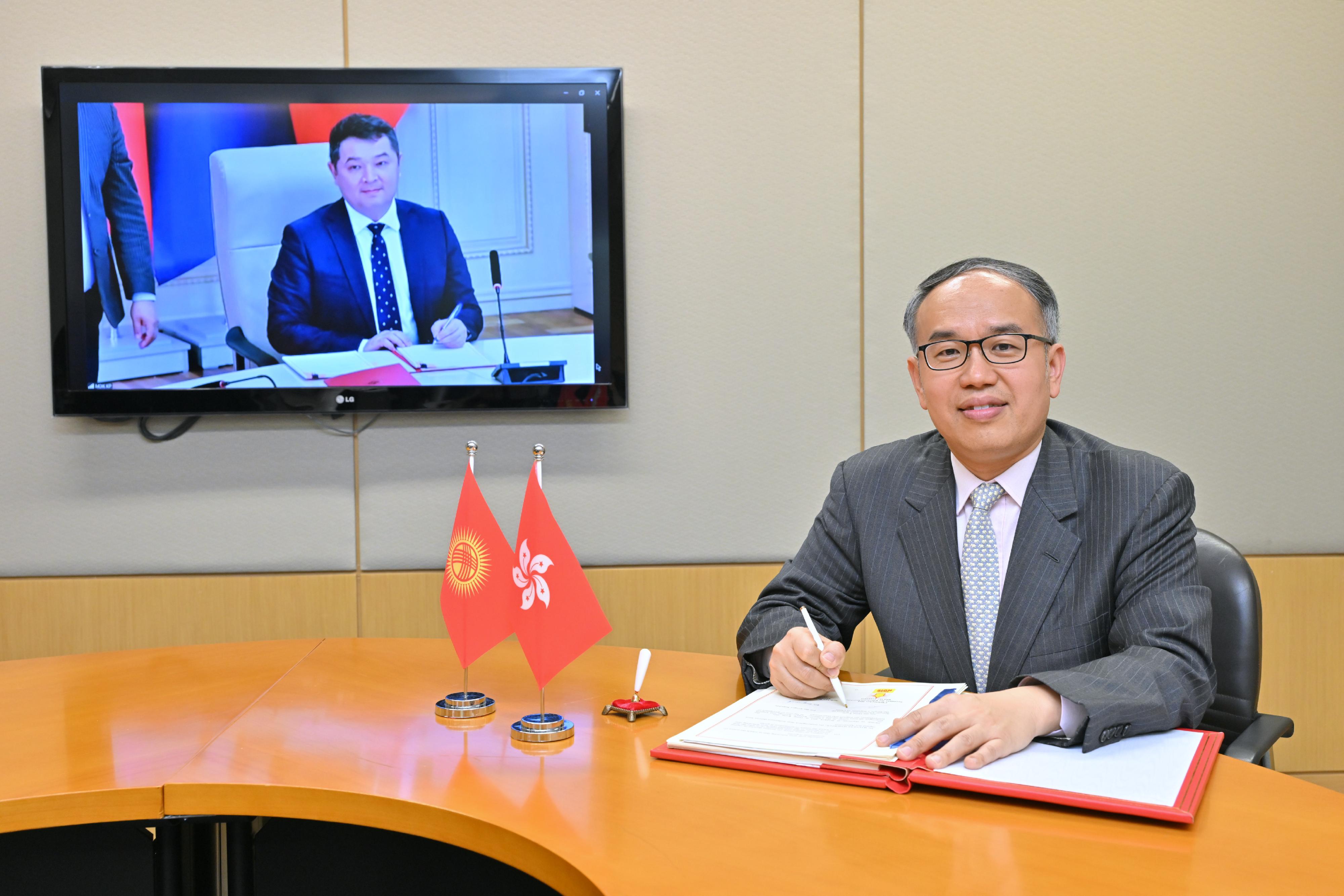The Secretary for Financial Services and the Treasury, Mr Christopher Hui (right), and the Minister of Economy and Commerce of the Kyrgyz Republic, Mr Bakyt Tolomushevich Sydykov (left), sign on behalf of the Hong Kong Special Administrative Region Government and the Government of Kyrgyz Republic respectively a comprehensive avoidance of double taxation agreement today (March 2).