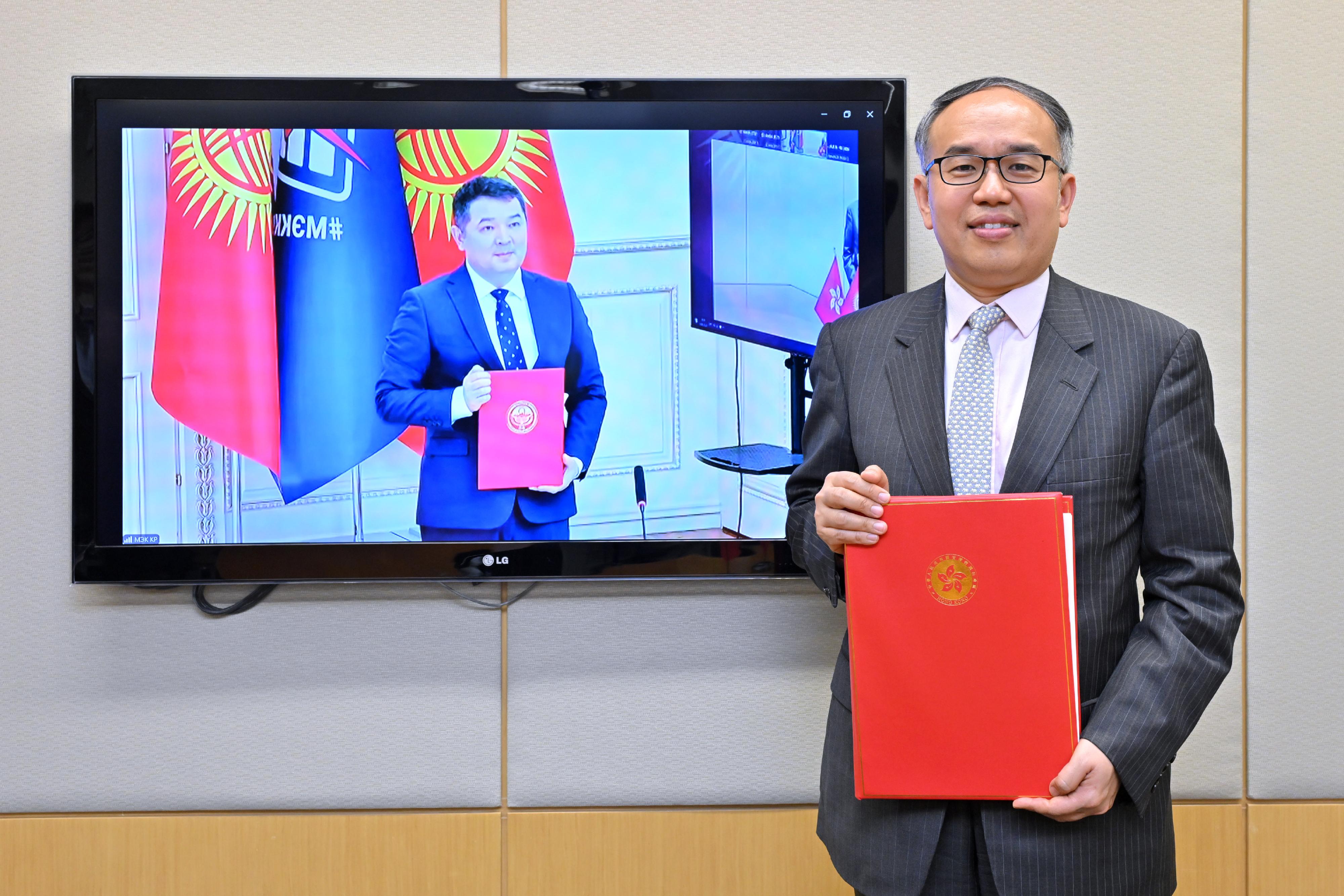 The Secretary for Financial Services and the Treasury, Mr Christopher Hui (right), and the Minister of Economy and Commerce of the Kyrgyz Republic, Mr Bakyt Tolomushevich Sydykov (left), signed on behalf of the Hong Kong Special Administrative Region Government and the Government of Kyrgyz Republic respectively a comprehensive avoidance of double taxation agreement today (March 2). Photo shows Mr Hui and Mr Sydykov at the signing ceremony.