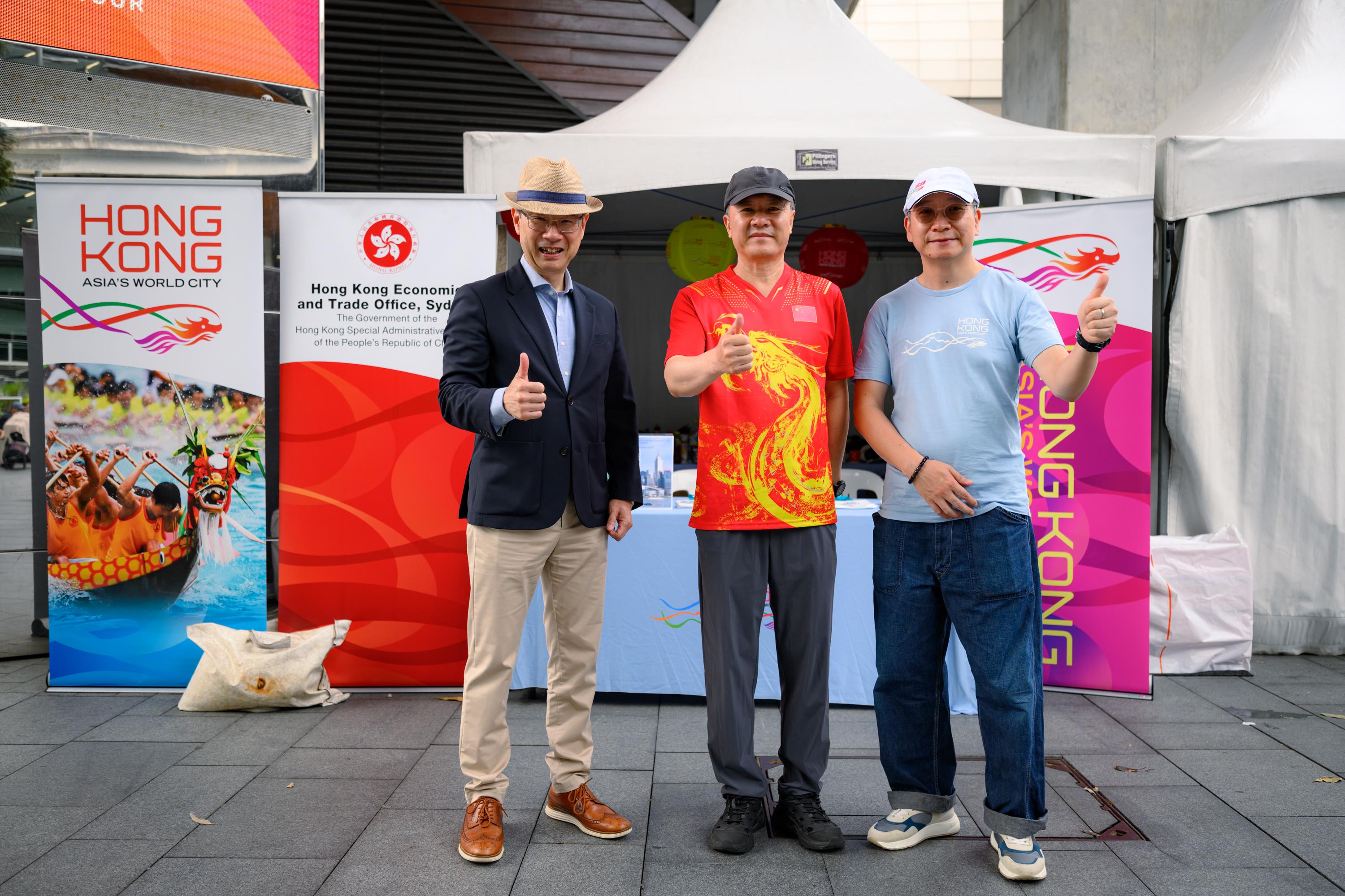 The Hong Kong Economic and Trade Office, Sydney (Sydney ETO) promoted Hong Kong's energy and cultural vitality at the Sydney Lunar New Year Dragon Boat Festival held in Sydney, Australia, from February 28 to March 1. Photo shows the Consul-General of the People's Republic of China in Sydney, Mr Wang Yu (centre); the Director of the Sydney ETO, Mr Ricky Chong (right); and Councillor of the City of Sydney Mr Robert Kok (left) at the Sydney ETO marquee yesterday (March 1).

