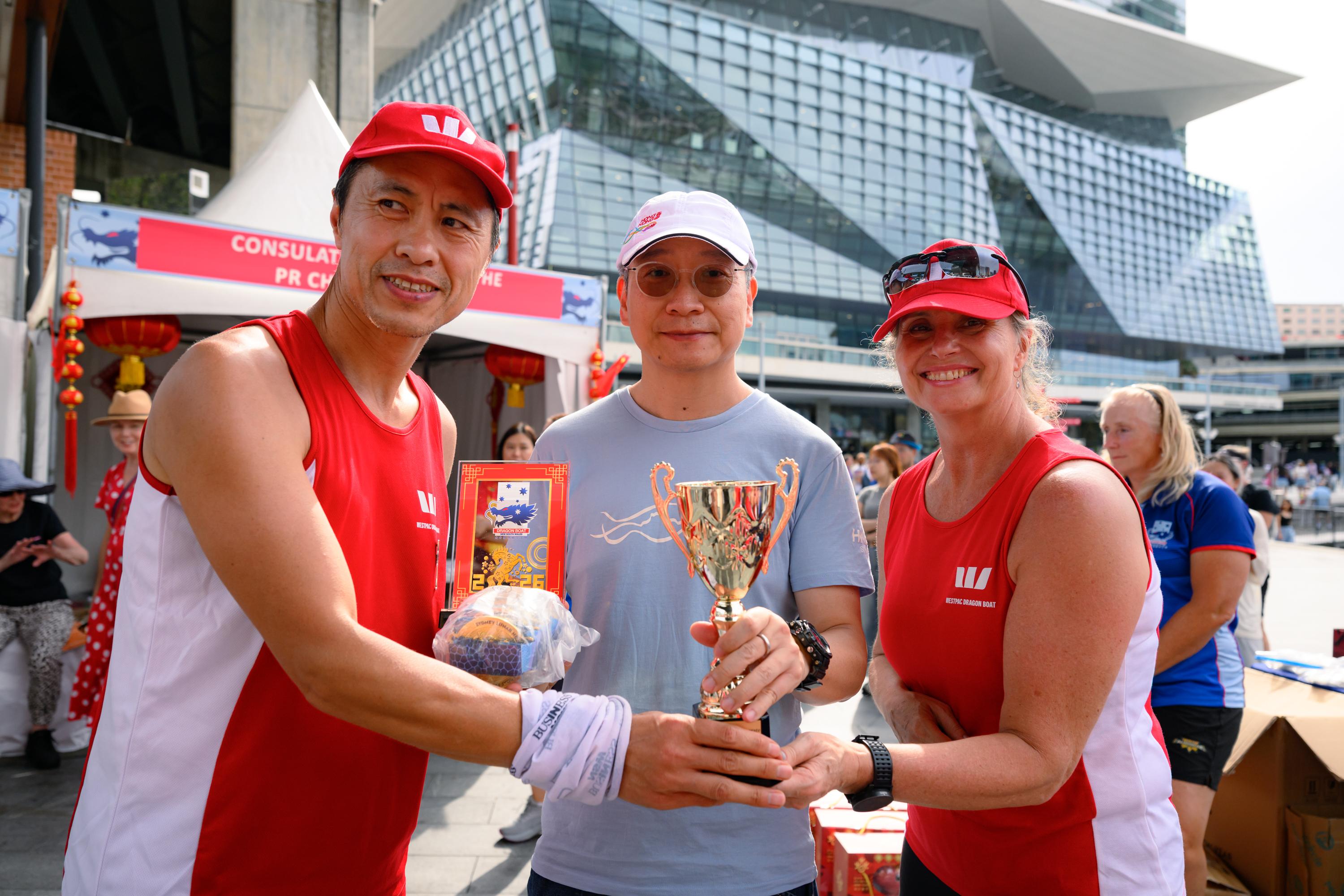 The Hong Kong Economic and Trade Office, Sydney (Sydney ETO) promoted Hong Kong's energy and cultural vitality at the Sydney Lunar New Year Dragon Boat Festival held in Sydney, Australia, from February 28 to March 1. The Director of the Sydney ETO, Mr Ricky Chong (centre), presents medals to the winning team of the Hong Kong Talent Cup yesterday (March 1).
