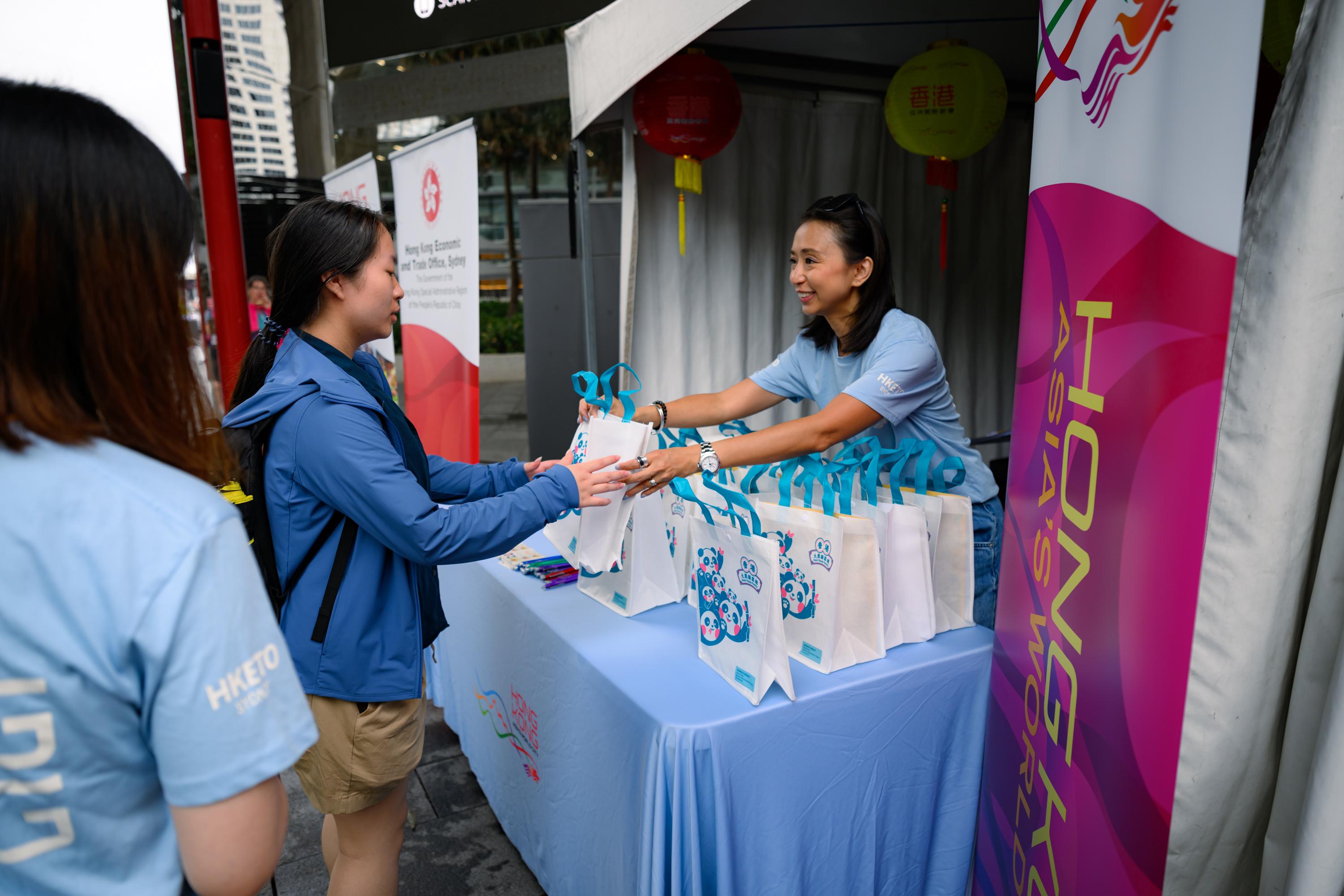香港駐悉尼經濟貿易辦事處於龍舟節期間設置攤位，展示香港的最新發展、盛事活動及吸引人才計劃，讓訪客親身體驗香港的創新、文化與活力。攤位派發的紀念品及香港主題旗幟為節日增添氣氛，突顯香港充滿活力的文化與歡慶精神。