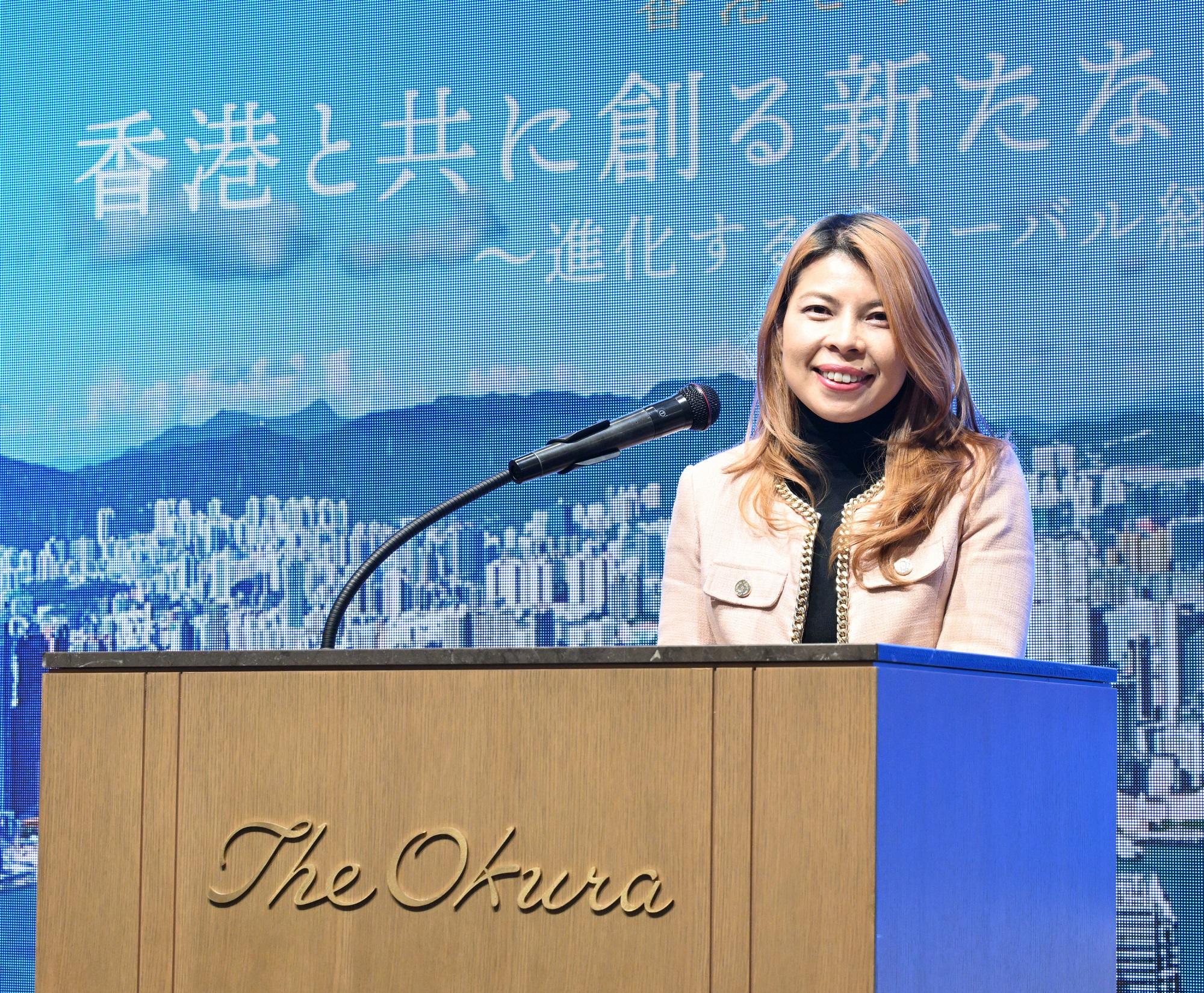 The Hong Kong Economic and Trade Office in Tokyo, in collaboration with the Hong Kong Trade Development Council and Invest Hong Kong, organised a business seminar in Tokyo, Japan, today (March 2) to promote Hong Kong's business advantages and introduce the latest initiatives announced in the Budget. Photo shows the Principal Hong Kong Economic and Trade Representative (Tokyo), Miss Winsome Au, delivering welcoming remarks at the business seminar.