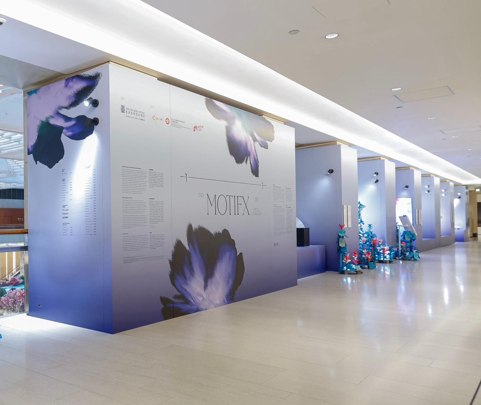 由文化體育及旅遊局轄下文創產業發展處資助、香港知專設計學院主辦的第二屆「流行紋化」&mdash;擁抱中華文化之美展覽，今日（三月三日）在中環置地廣場揭幕。展品涵蓋圖案、陶瓷、數位藝術、家具等，展現中國傳統元素與現代融合的創意多樣性。
 
