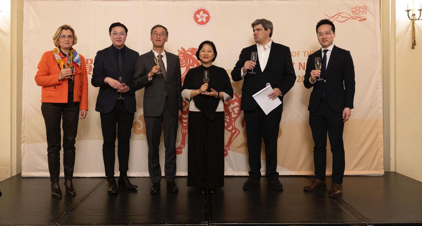香港駐布魯塞爾經濟貿易辦事處(駐布魯塞爾經貿辦)繼續在歐洲多國舉辦新春酒會。圖示(左起)投資推廣署駐布魯塞爾辦事處招商引才/投資推廣總監Paula Kant;香港貿發局法國、西班牙及葡萄牙代表黎樹基;中國駐西班牙大使姚敬;香港駐歐洲聯盟特派代表翁佩雯;Spain Hong Kong Business Association主席Ricardo Ferrer及駐布魯塞爾經貿辦副代表吳肇基參與二月二十四日(馬德里時間 )西班牙馬德里新年酒會的祝酒環節。