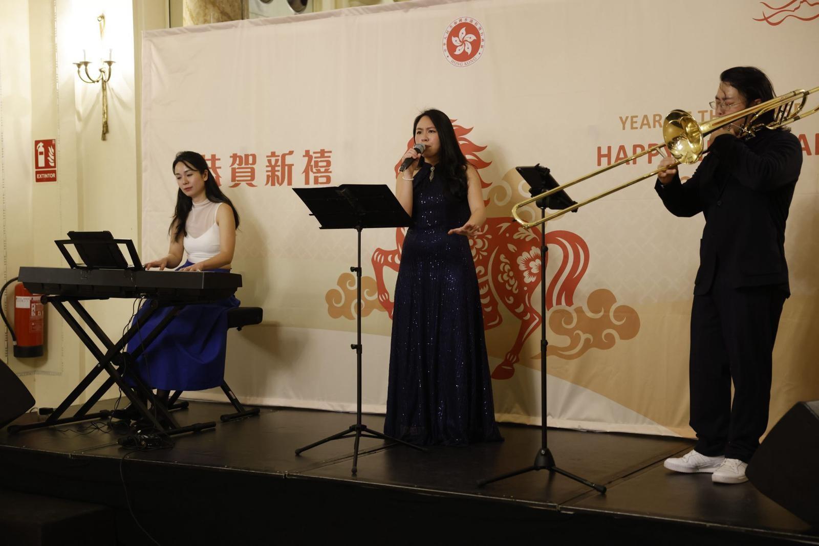 香港駐布魯塞爾經濟貿易辦事處繼續在歐洲多國舉辦新春酒會。圖示香港女高音唐麗賢(中)、鋼琴家邵天慈(左)及長號演奏家古焯楠(右)於二月二十四日(馬德里時間 )在西班牙馬德里的新年酒會呈獻跨界音樂表演。