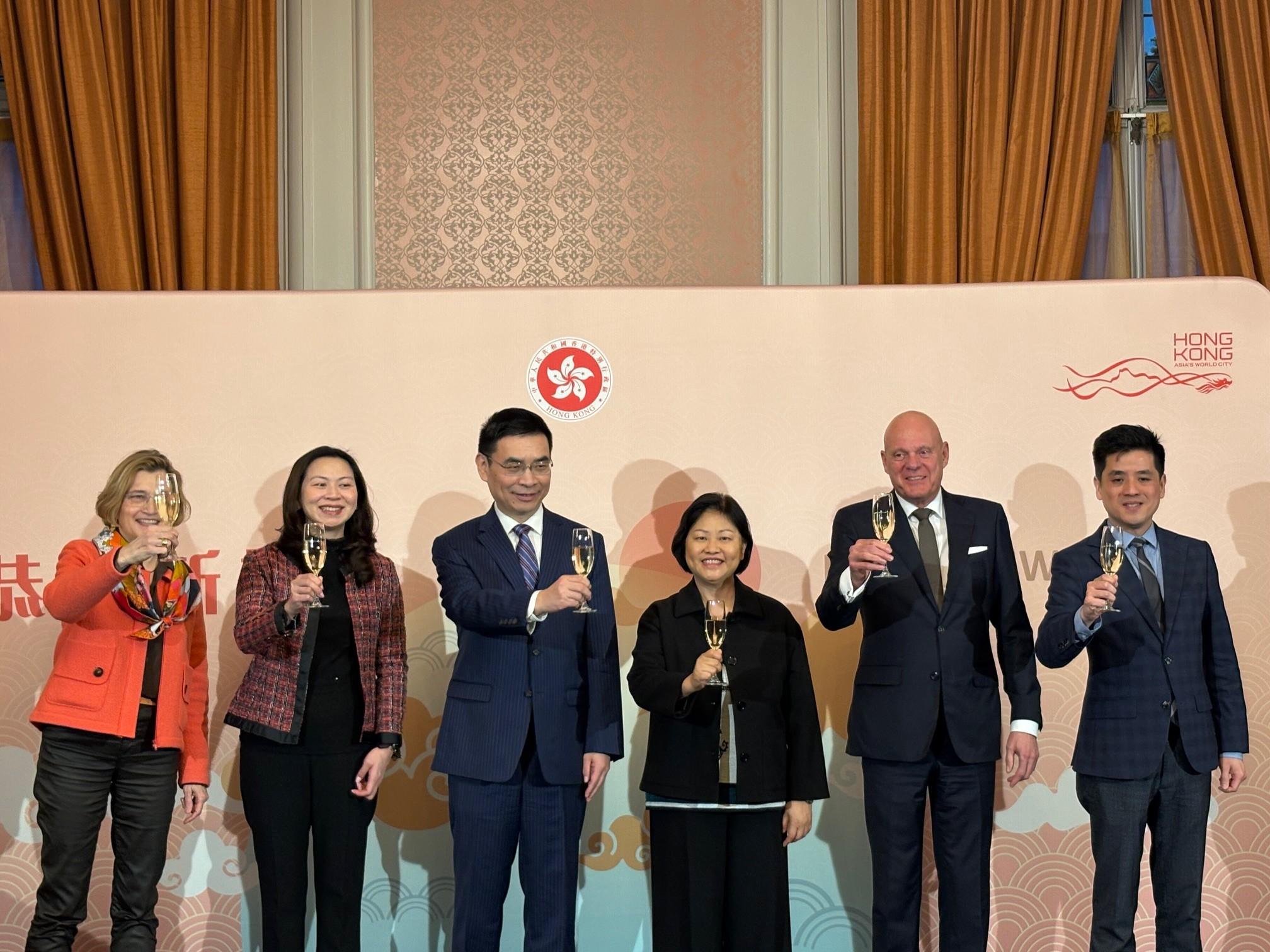 香港駐布魯塞爾經濟貿易辦事處(駐布魯塞爾經貿辦)繼續在歐洲多國舉辦新春酒會。圖示(左起)投資推廣署駐布魯塞爾辦事處招商引才/投資推廣總監Paula Kant;駐布魯塞爾經貿辦副代表李詠璇;中國駐荷蘭大使申博;香港駐歐洲聯盟特派代表翁佩雯;荷蘭香港工商總會主席Hans Poulis及香港貿易發展局德國、中歐及比荷盧代表鍾子勤參與於二月二十五日(海牙時間 )在荷蘭海牙舉辦的新年酒會祝酒環節。